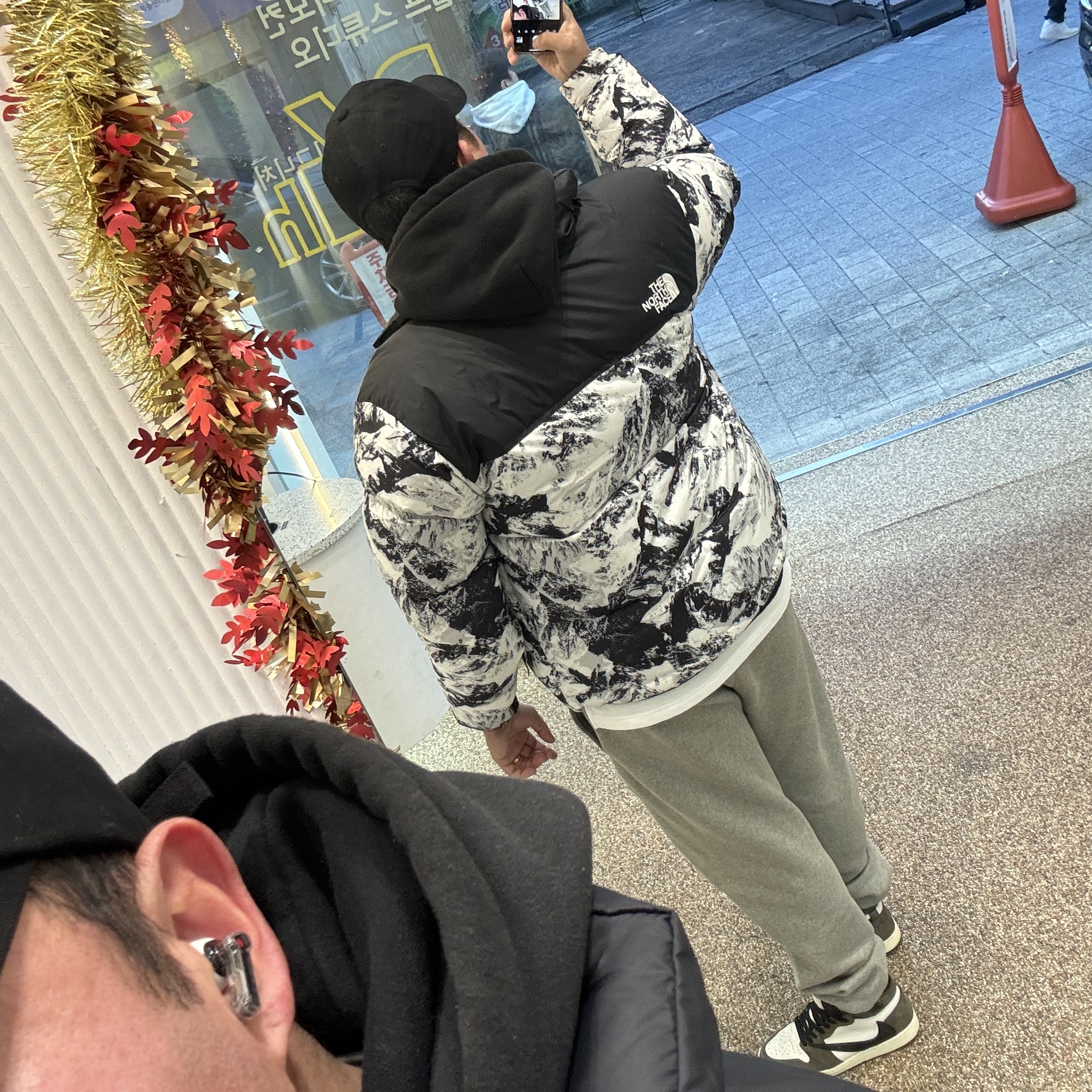 The North Face 1996 Novelty Nuptse Jacket Nutral Gray, Jordan 1 x Travis Scott Retro High OG SP Mocha 착용 스타일 - 2