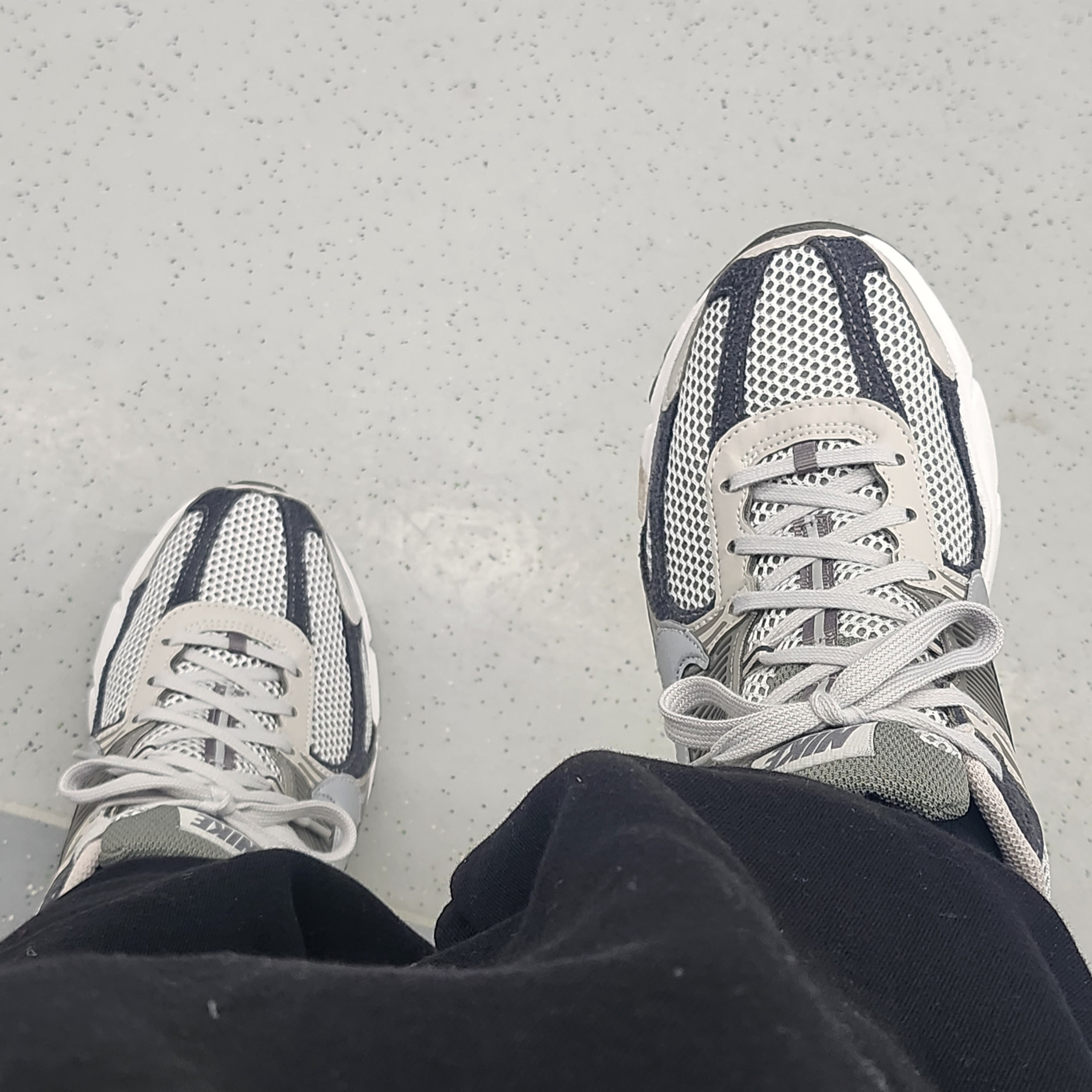 Nike Zoom Vomero 5 PRM Light Iron Ore and Flat Fewter 착용 스타일 - 1