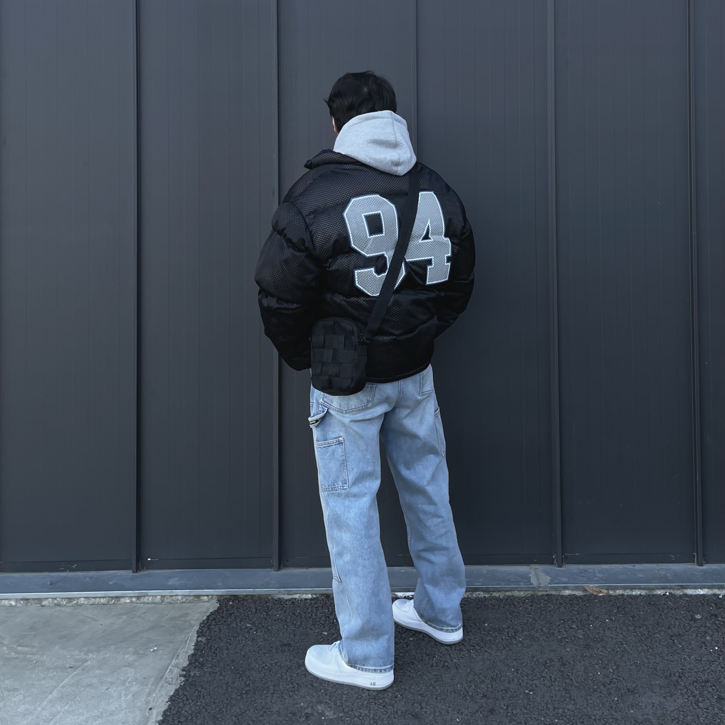 Supreme Woven Shoulder Bag Black - 23SS, Supreme Mesh Jersey Puffer Jacket Black - 23SS 착용 스타일 - 2