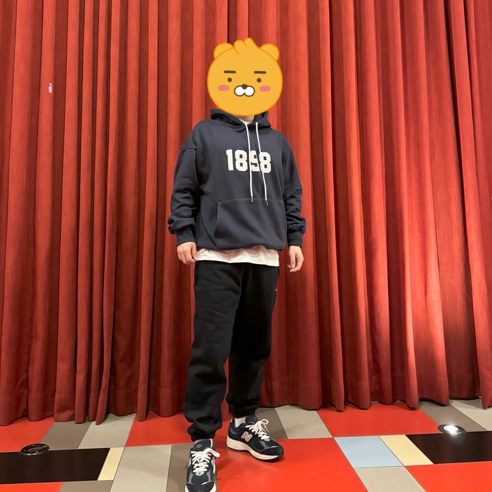 New Balance 2002R Eclipse Castlerock, Nike NRG Solo Swoosh Fleece Pants Black White - Asia 착용 스타일 - 1