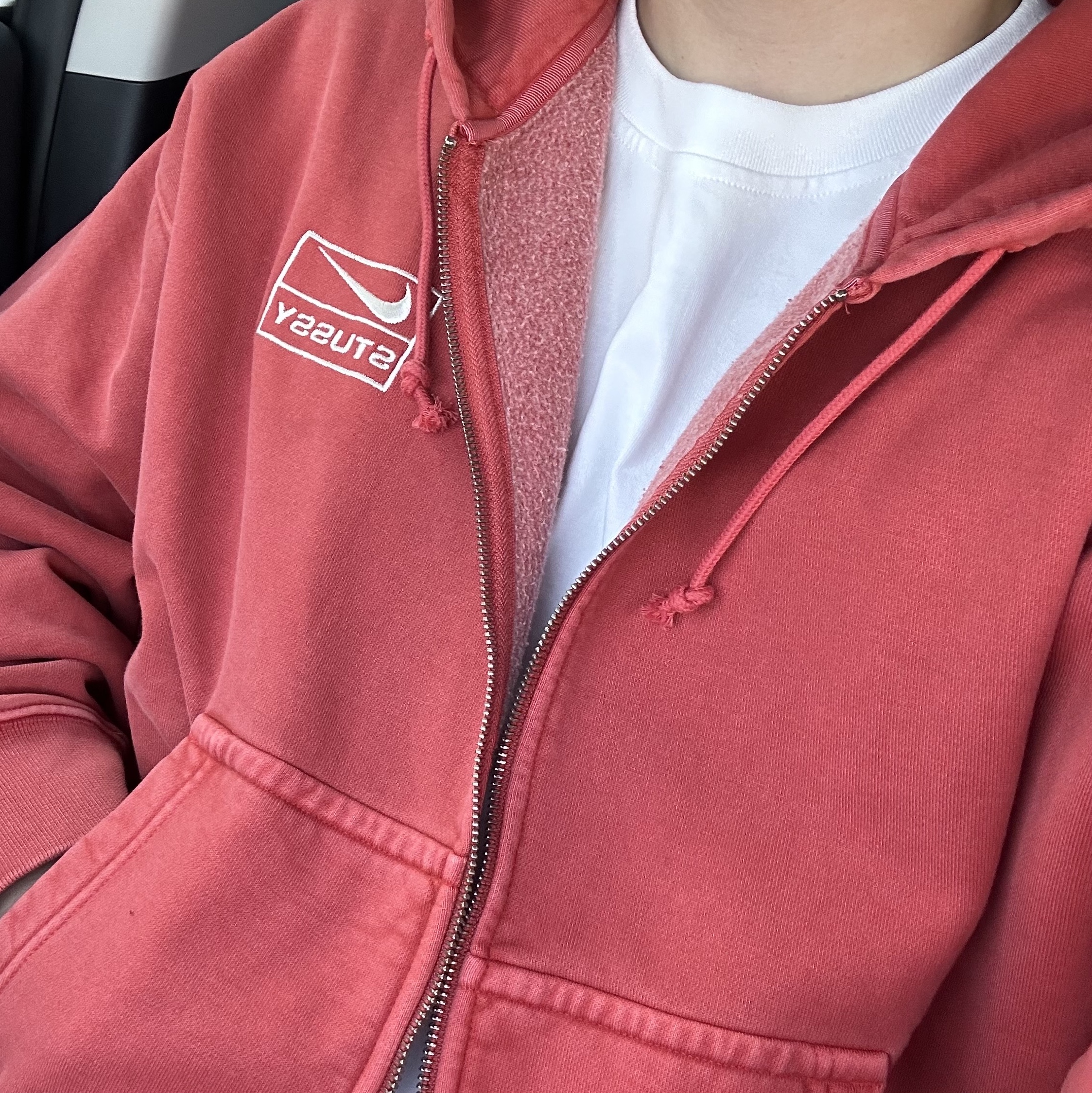 Nike x Stussy Full Zip Pigment Dyed Fleece Hoodie Habanero Red (FJ9161-642), Nike x Stussy T-Shirt White (DV1775-100) 착용 스타일