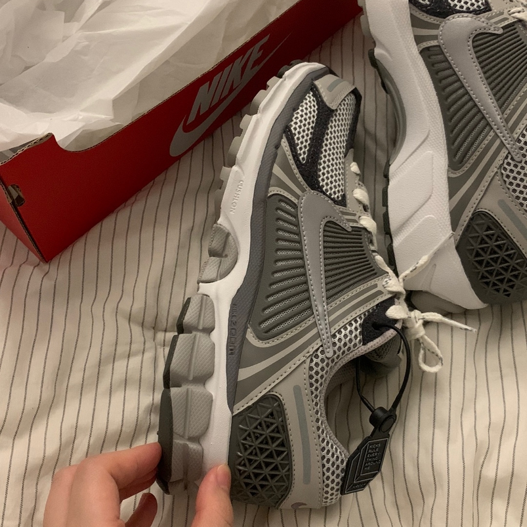 Nike Zoom Vomero 5 PRM Light Iron Ore and Flat Fewter 착용 스타일 - 3