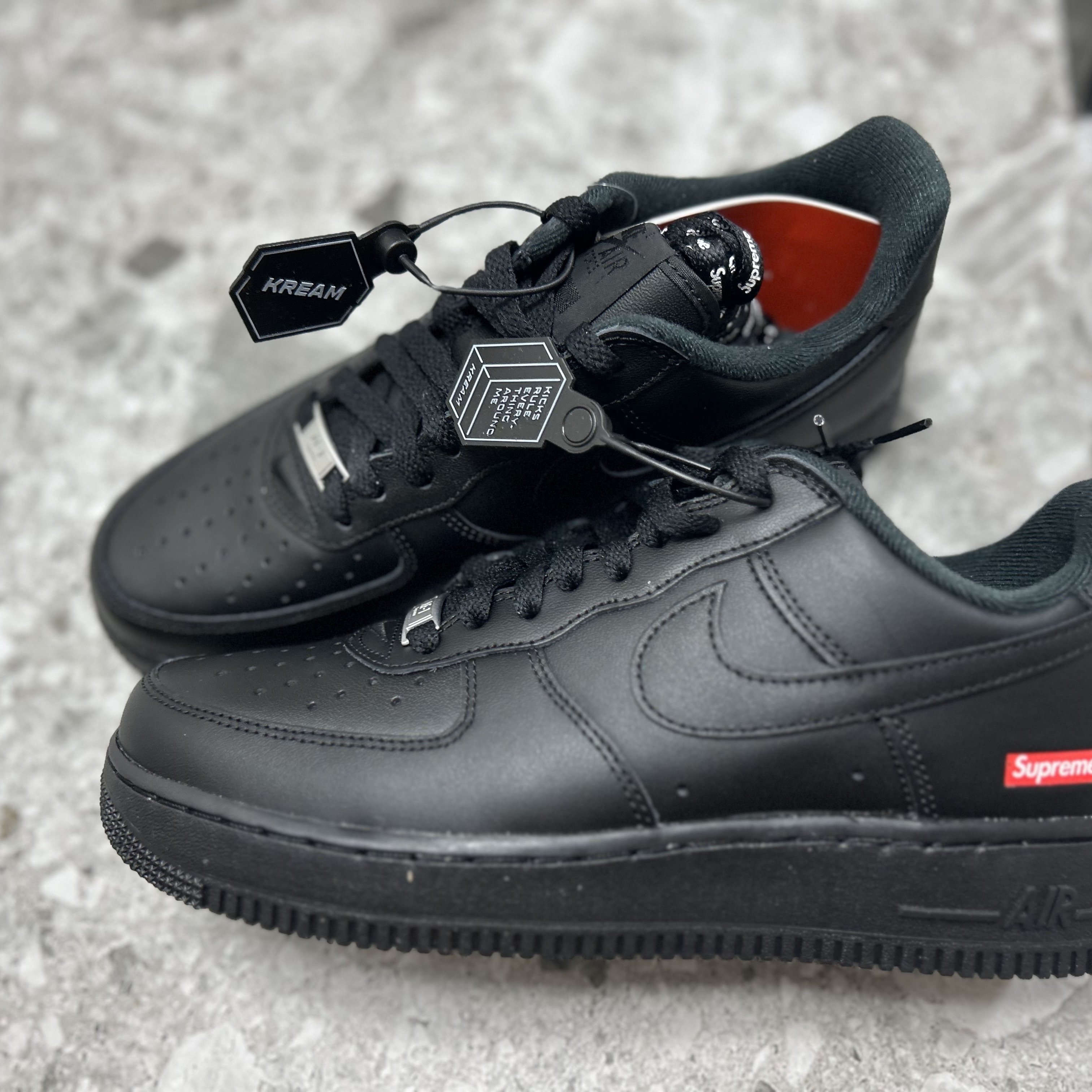 Nike x Supreme Air Force 1 Low Black 착용 스타일 - 1