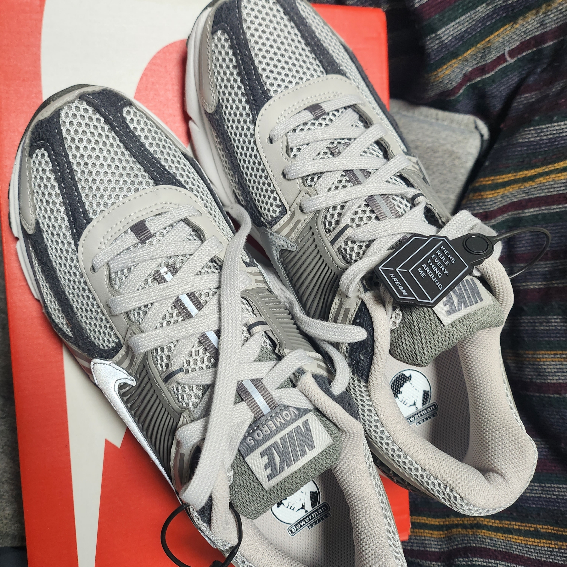 Nike Zoom Vomero 5 PRM Light Iron Ore and Flat Fewter 착용 스타일 - 2