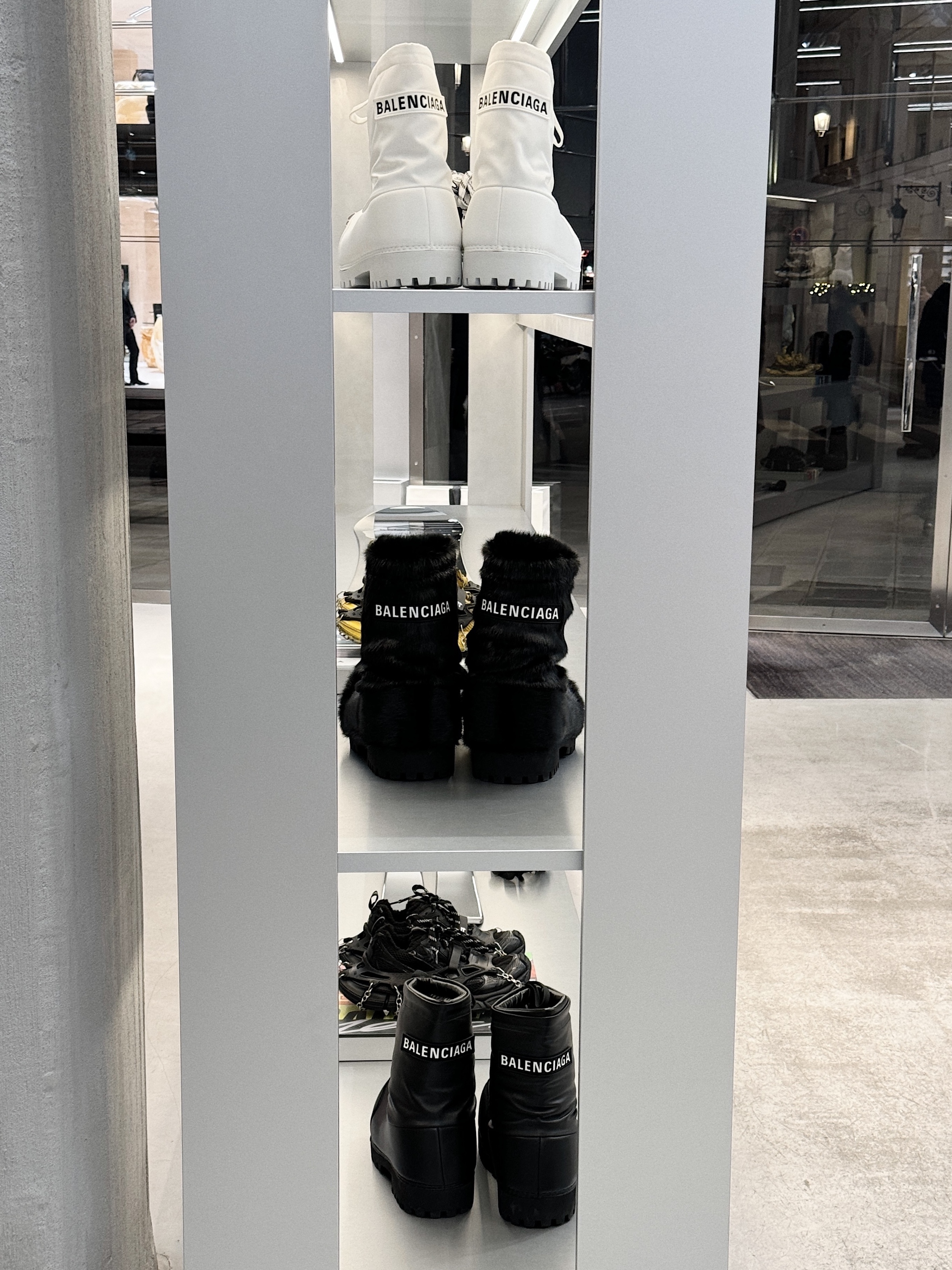 Balenciaga Skiwear Alaska Nylon Low Boot Black, (W) Balenciaga Skiwear Alaska Nylon Low Boot White 착용 스타일 - 4