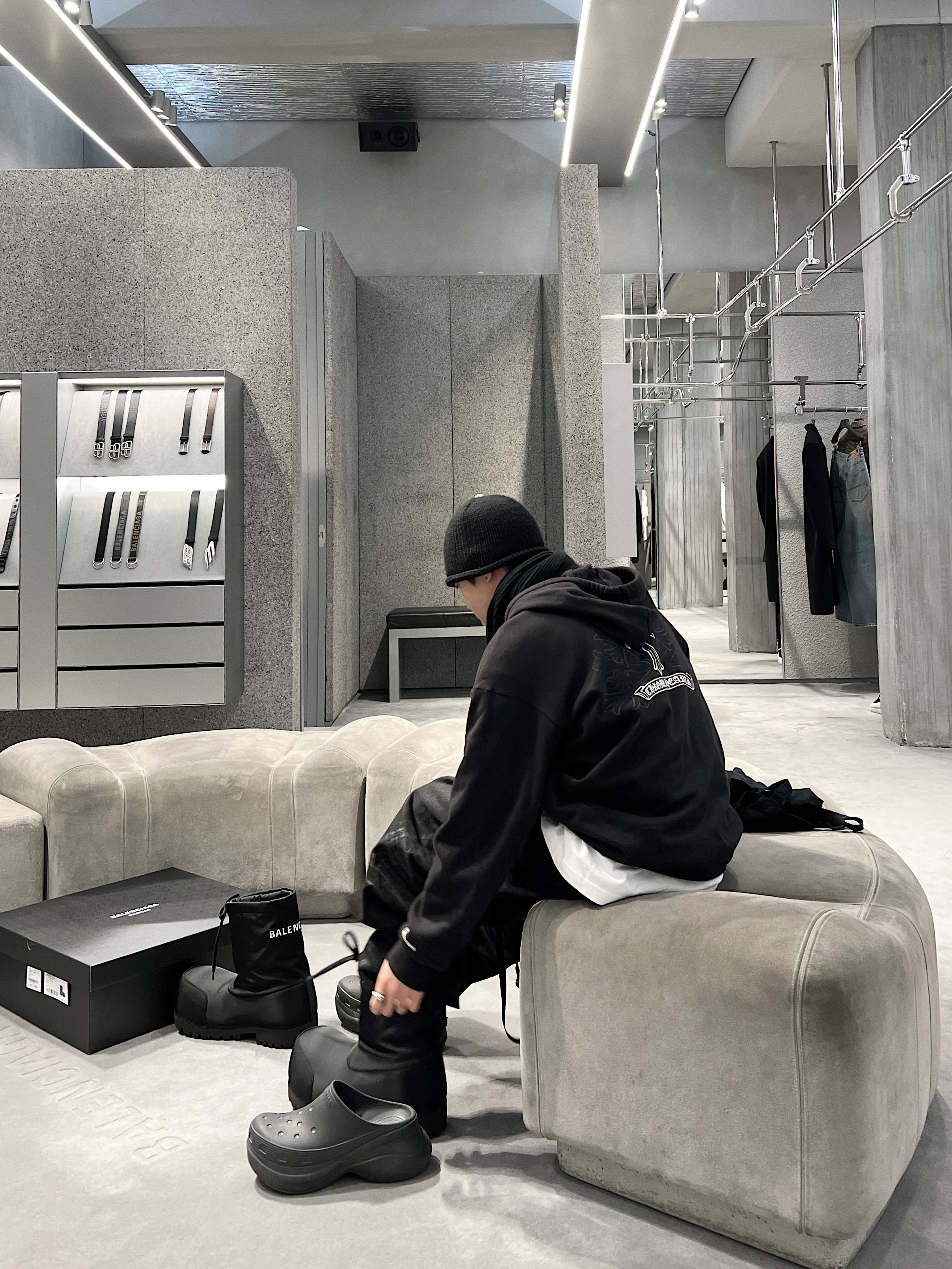 Balenciaga Skiwear Alaska Nylon Low Boot Black, Project G/R Backward Denim Pants Black 착용 스타일 - 4