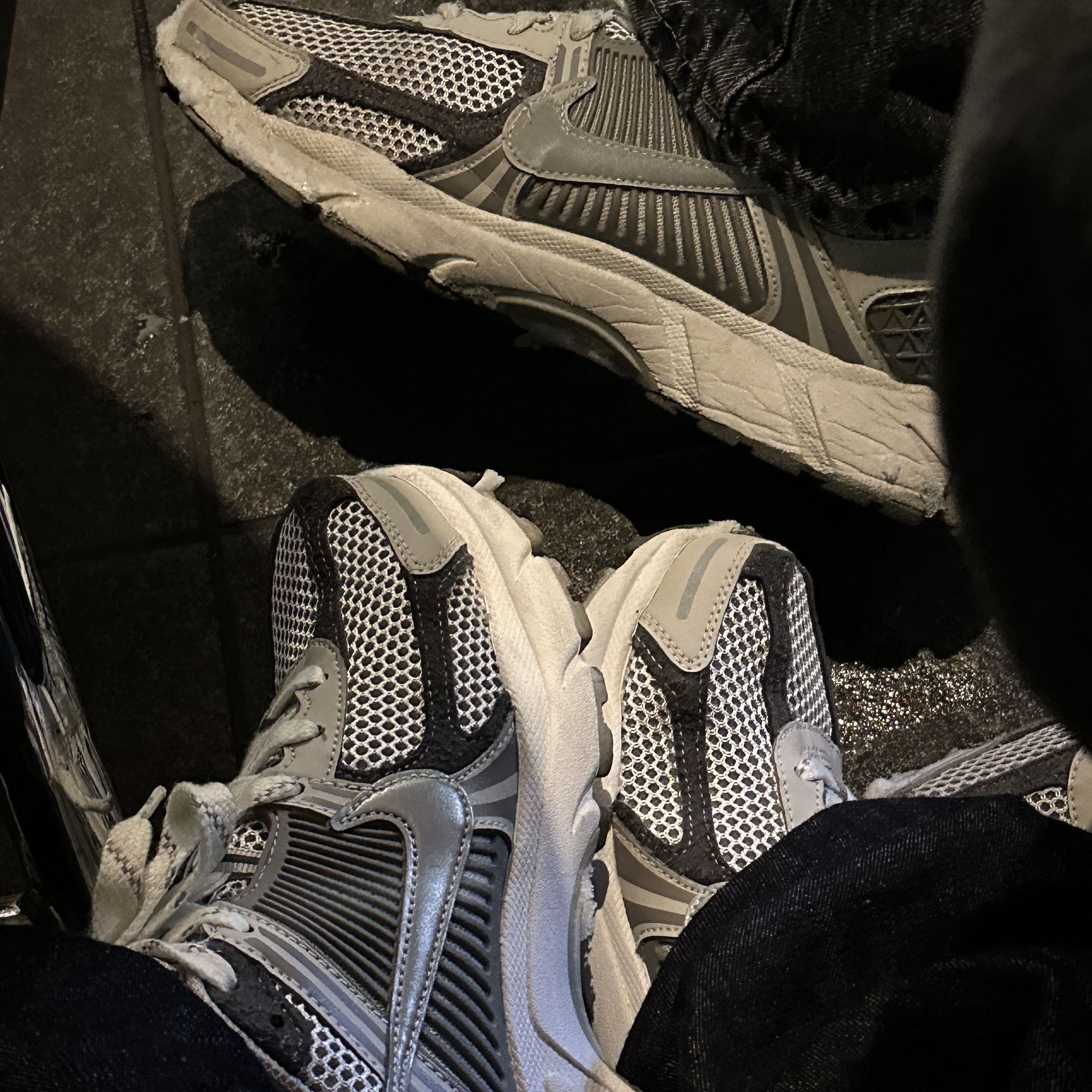 Nike Zoom Vomero 5 PRM Light Iron Ore and Flat Fewter 착용 스타일 - 1