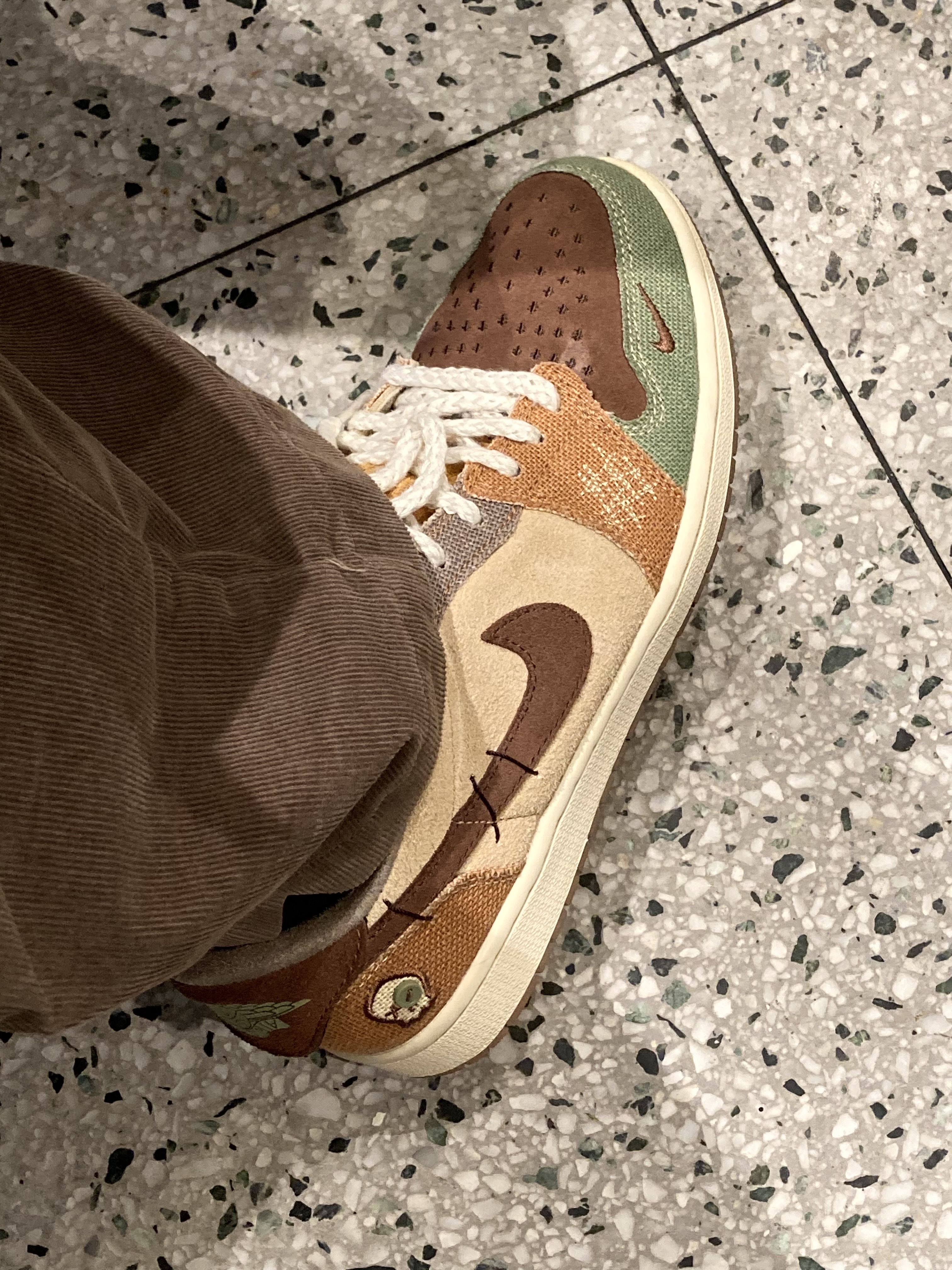 Jordan 1 x Zion Williamson Retro Low OG Flax and Oil Green 착용 스타일