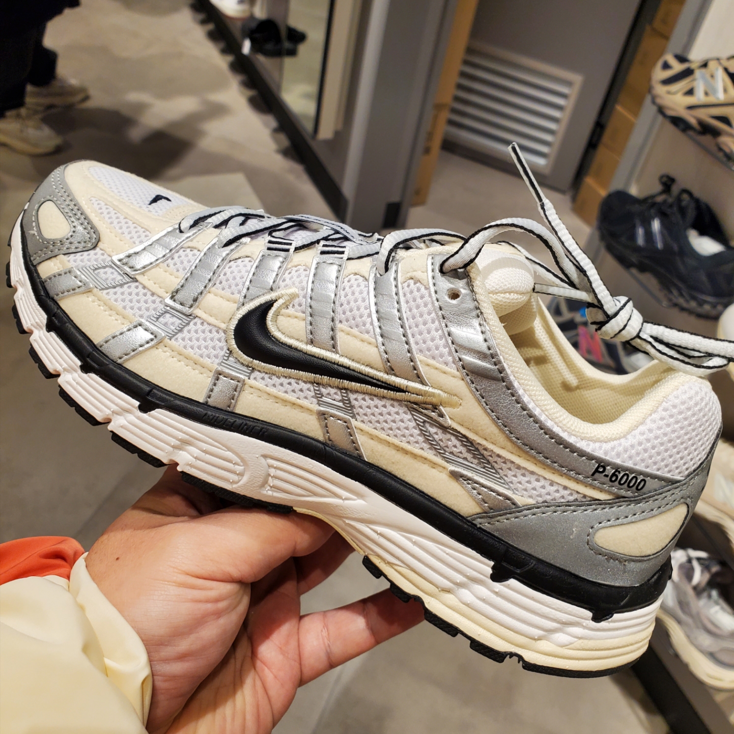 (W) Nike P-6000 Coconut Milk Metallic Silver 착용 스타일