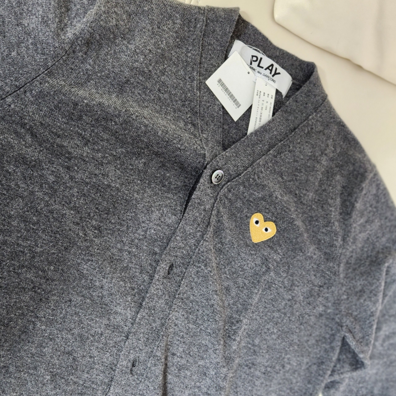 Play Comme des Garcons Gold Heart Knit Cardigan Mid Grey 착용 스타일