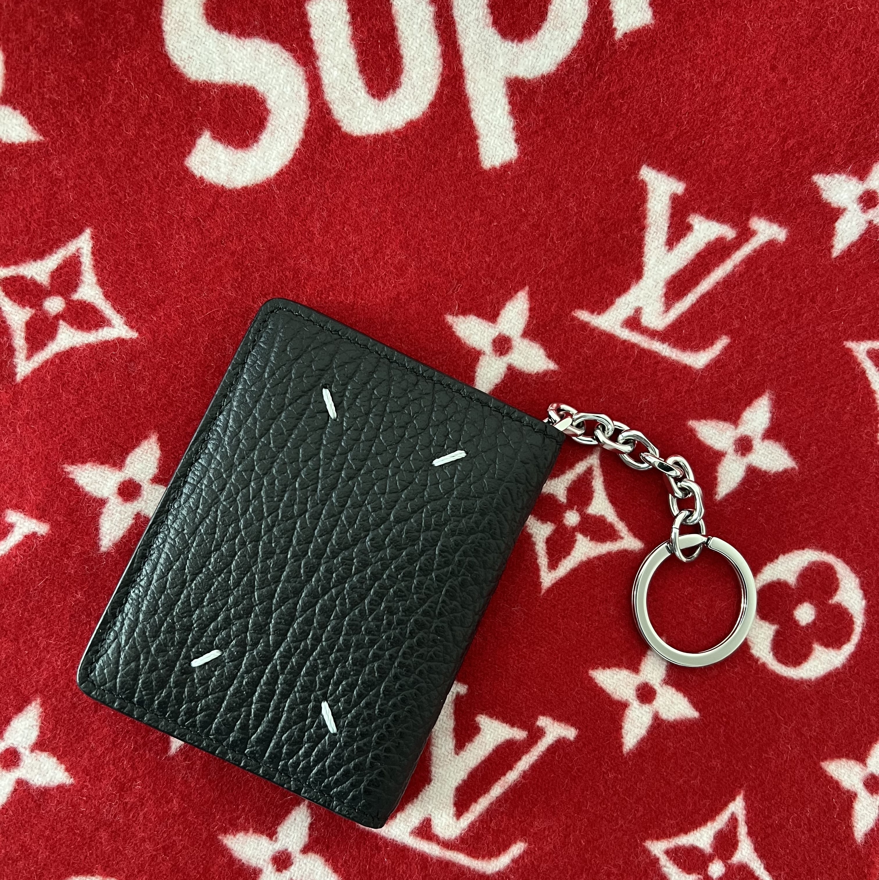 Maison Margiela Keyring Wallet Black 착용 스타일