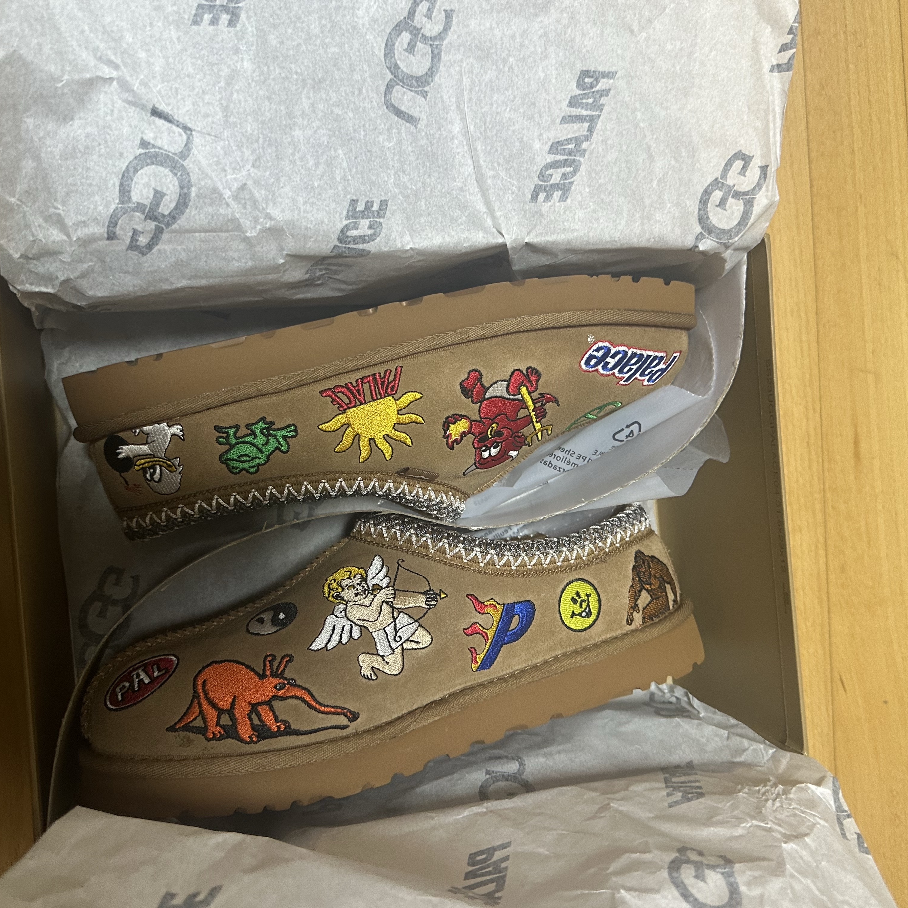 UGG x Palace Tasman Slipper Chestnut 착용 스타일 - 2