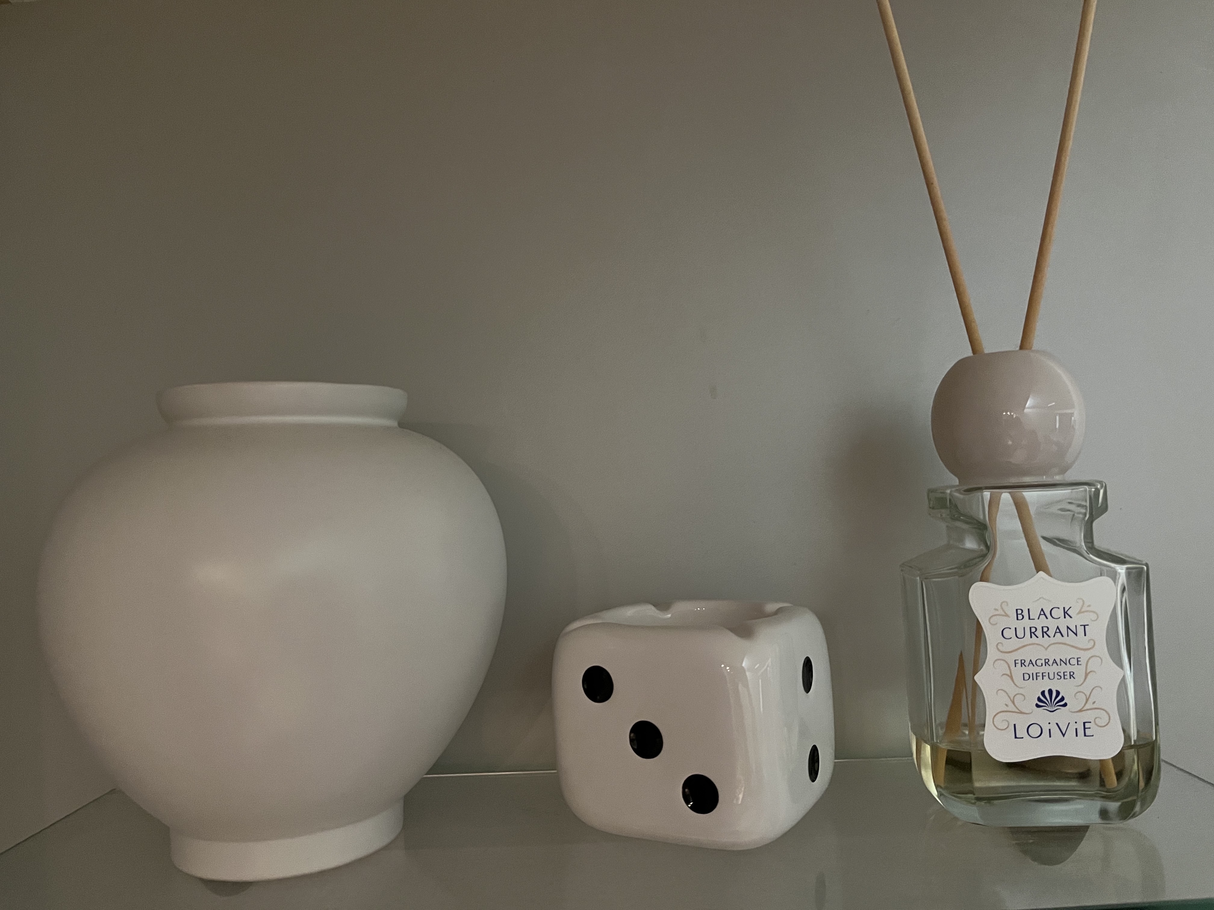 Stussy Ceramic Dice Ashtray 착용 스타일