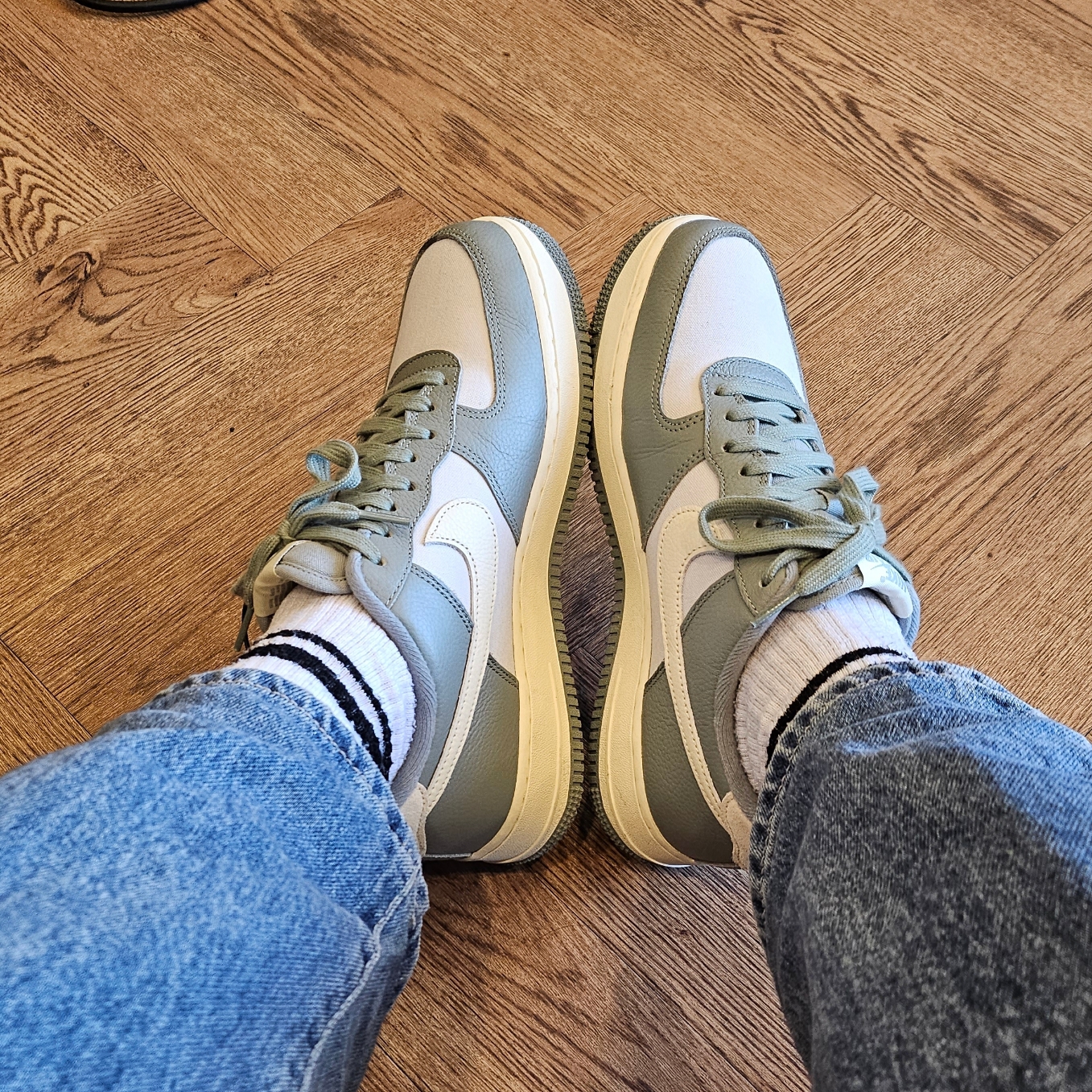 Nike Air Force 1 '07 LX Mica Green 착용 스타일 - 2