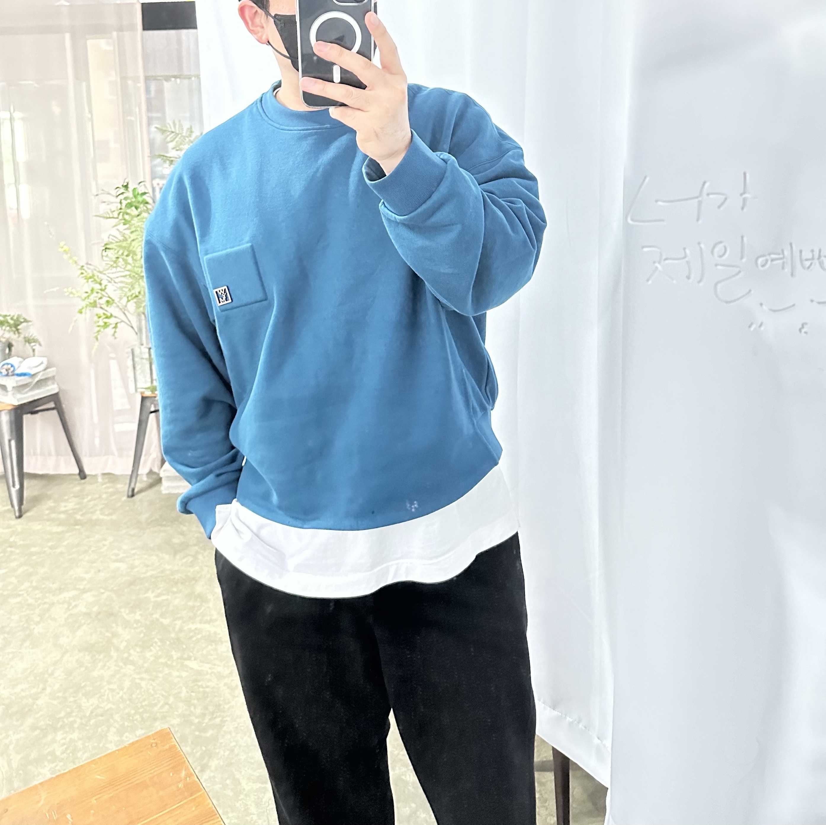우영미 자수 볼캡 블랙, 우영미 코튼 크롭 스웨트셔츠 블루 - 22FW 착용 스타일 - 3
