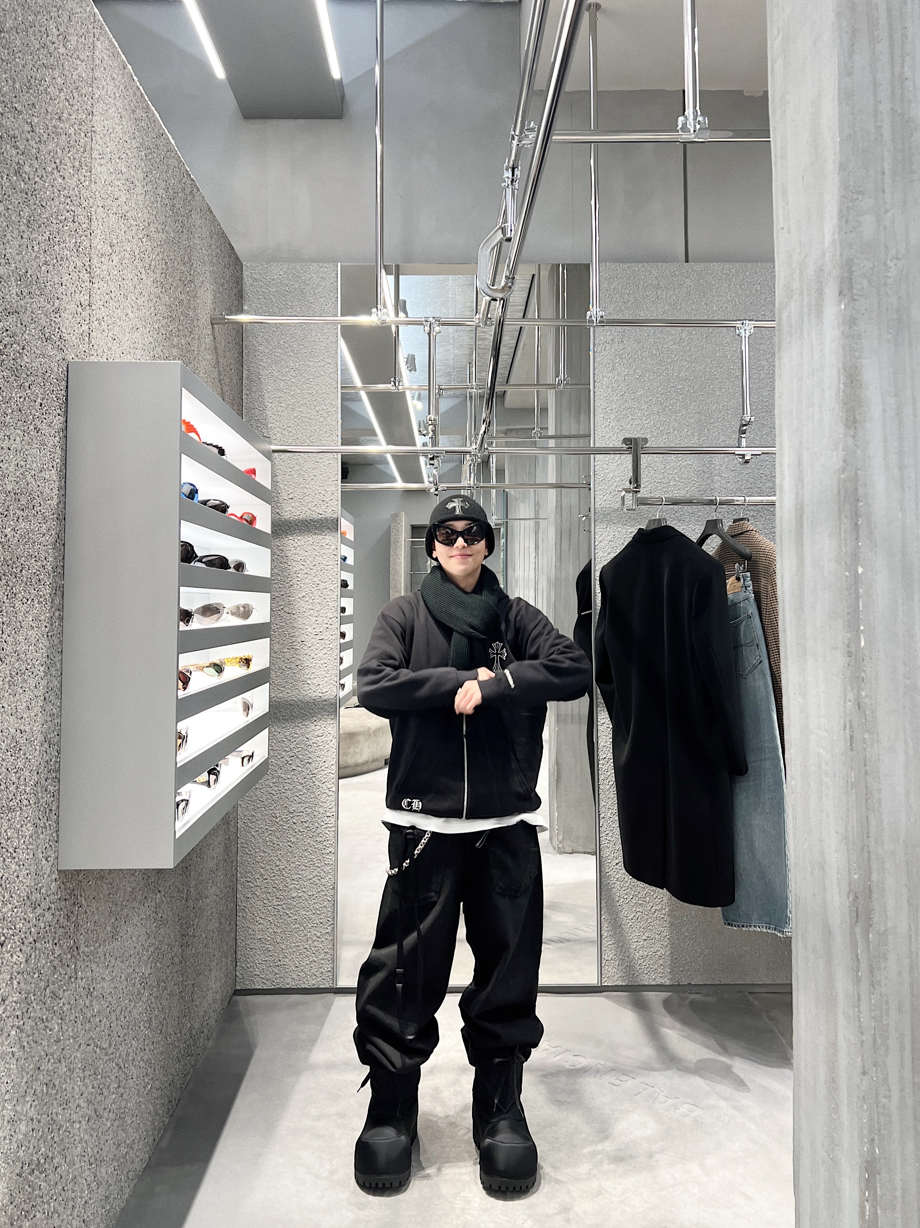 Balenciaga Skiwear Alaska Nylon Low Boot Black, Project G/R Backward Denim Pants Black 착용 스타일 - 1