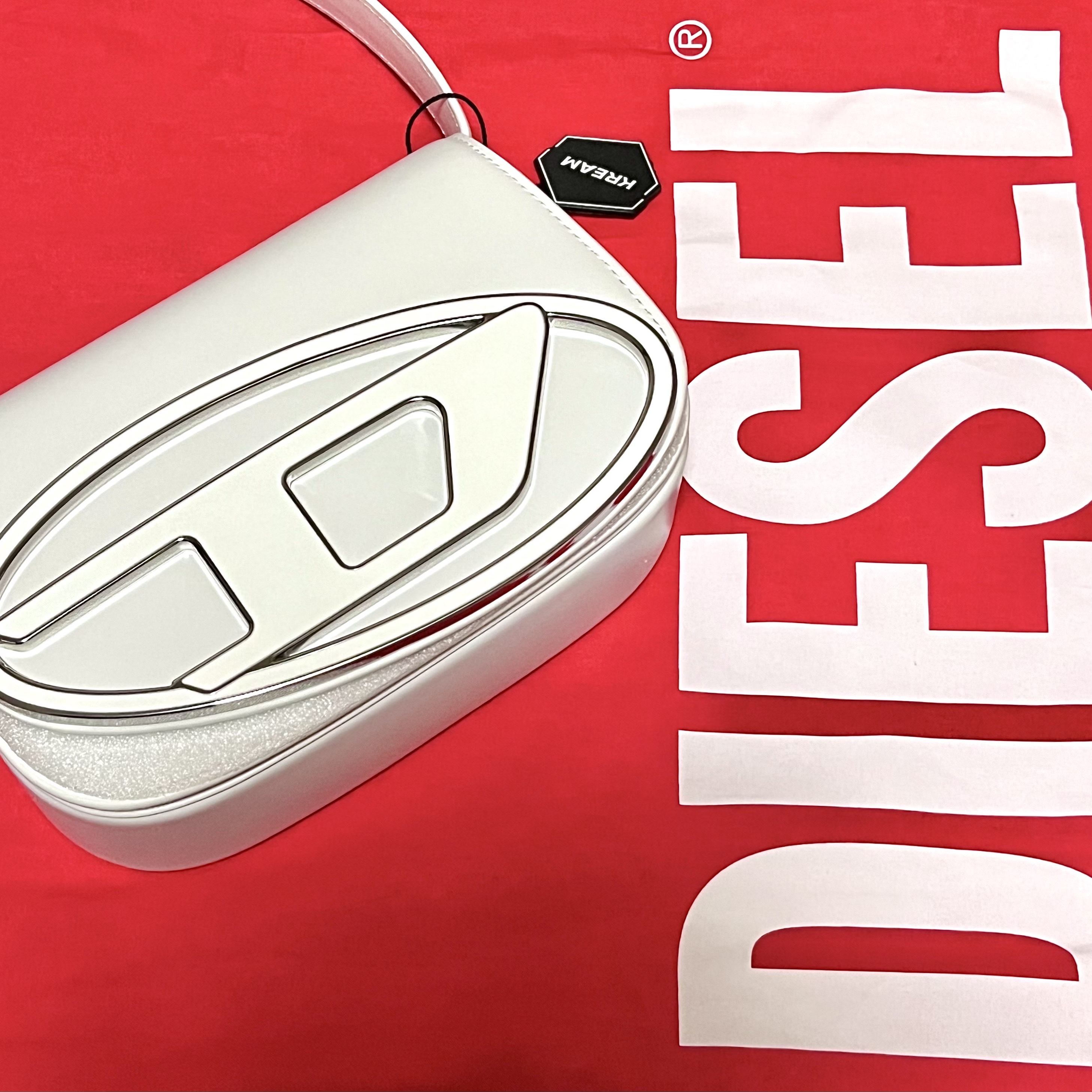 Diesel 1DR Shoulder Bag in Nappa Leather White 착용 스타일