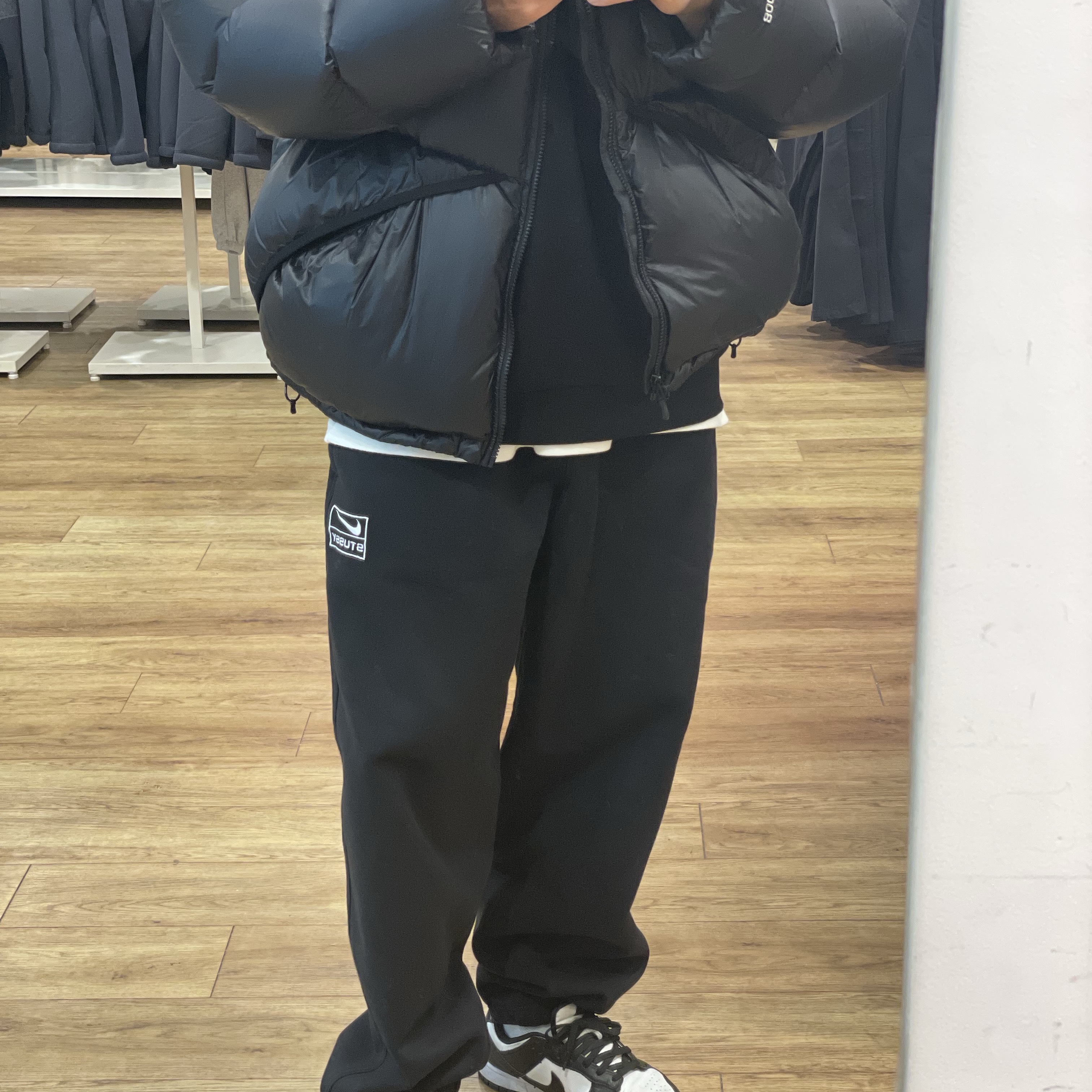 Nike x Stussy Washed Fleece Pants Black (FN5235-010), Stussy Down Parka Micro Ripstop Phantom Black 착용 스타일 - 1