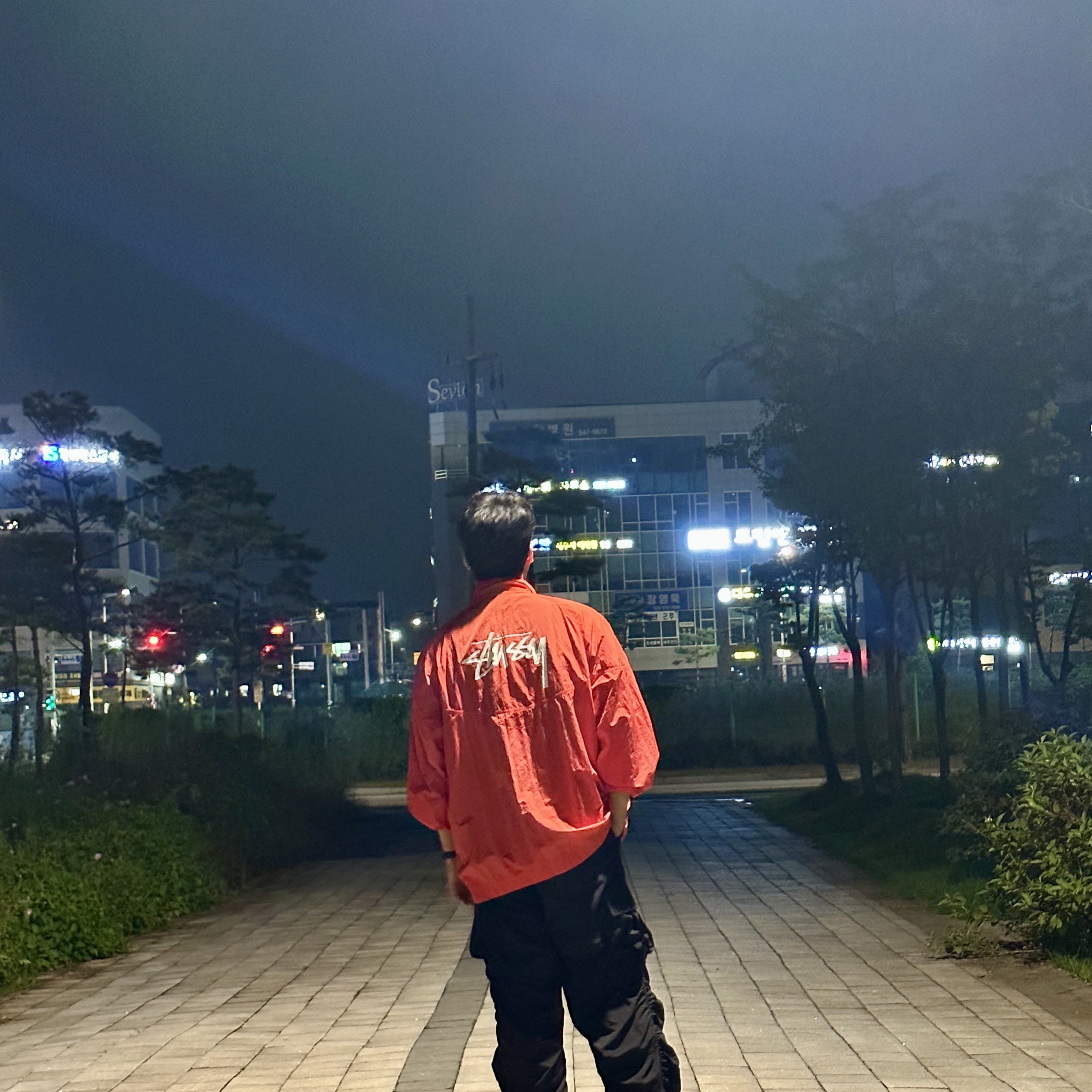 Nike x Stussy Windrunner Jacket Habanero Red 착용 스타일 - 2