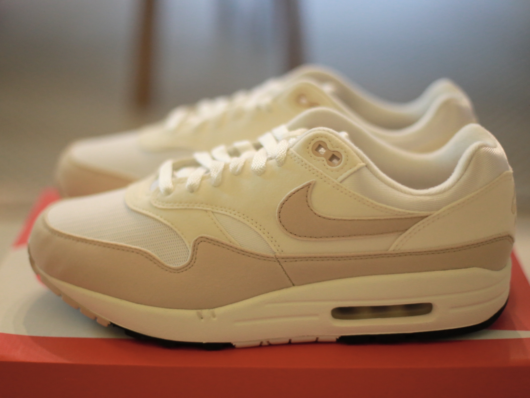 (W) Nike Air Max 1 Pale Ivory Sanddrift 착용 스타일 - 1