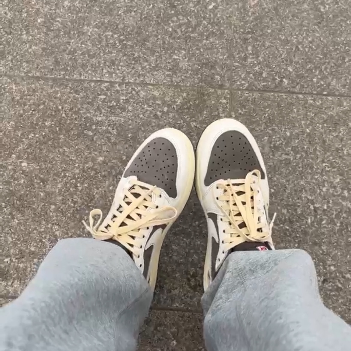 Jordan 1 x Travis Scott Retro Low OG SP Sail and Ridgerock 착용 스타일 - 2