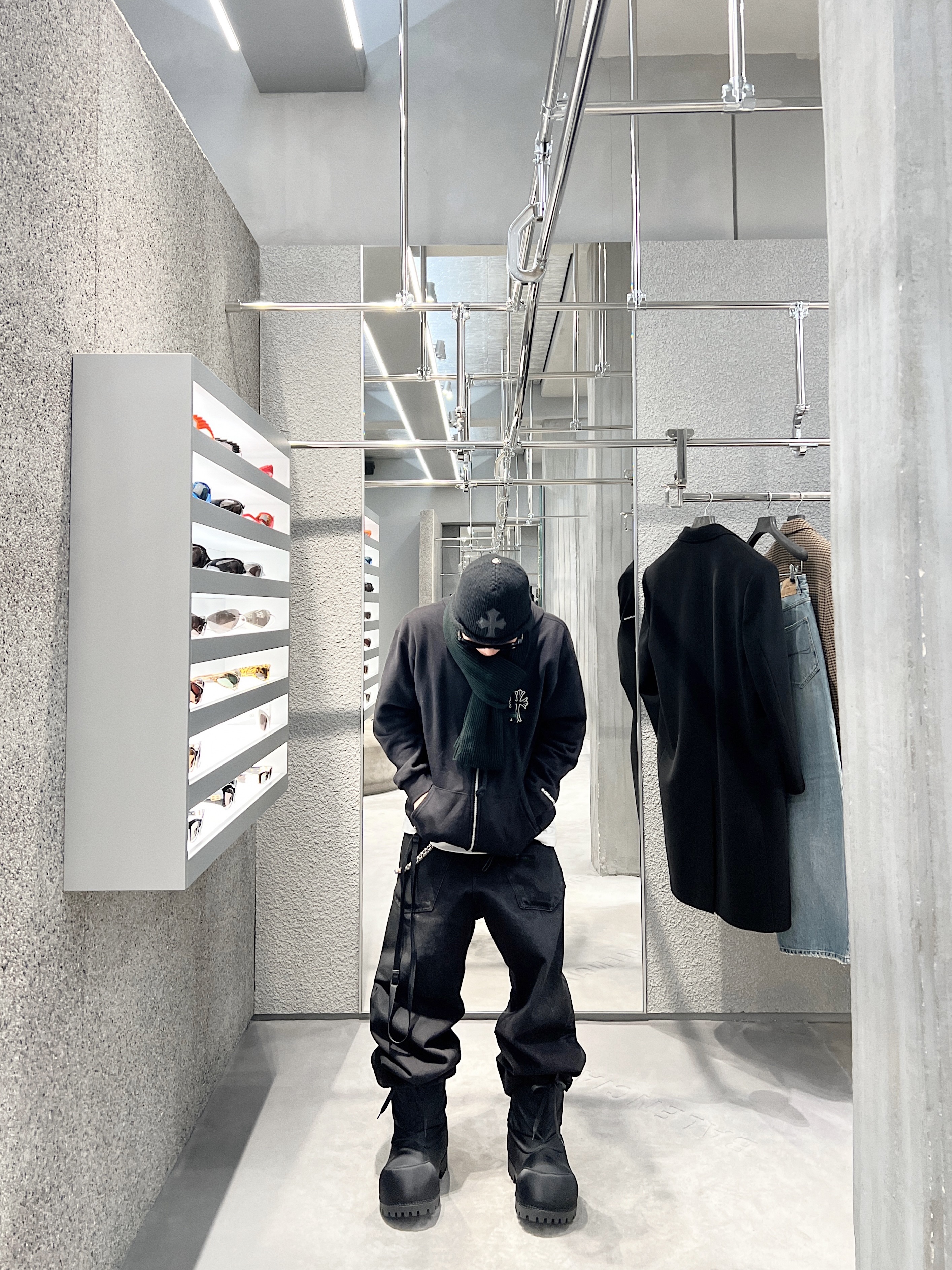 Balenciaga Skiwear Alaska Nylon Low Boot Black, Project G/R Backward Denim Pants Black 착용 스타일 - 2