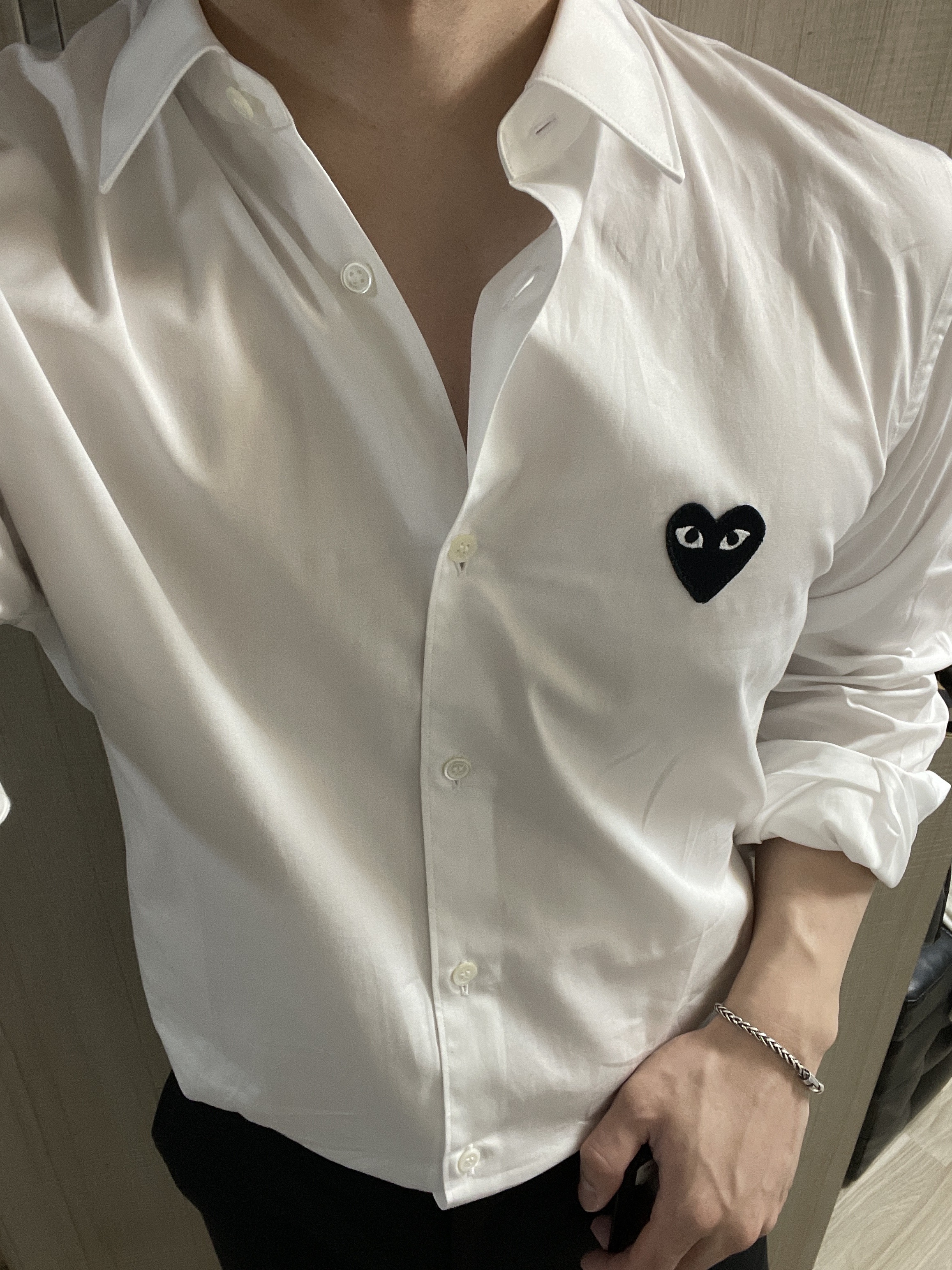 (W) Play Comme des Garcons Black Heart Button Up Shirt White, Golden Goose Stardan Total White Sneakers 착용 스타일 - 1