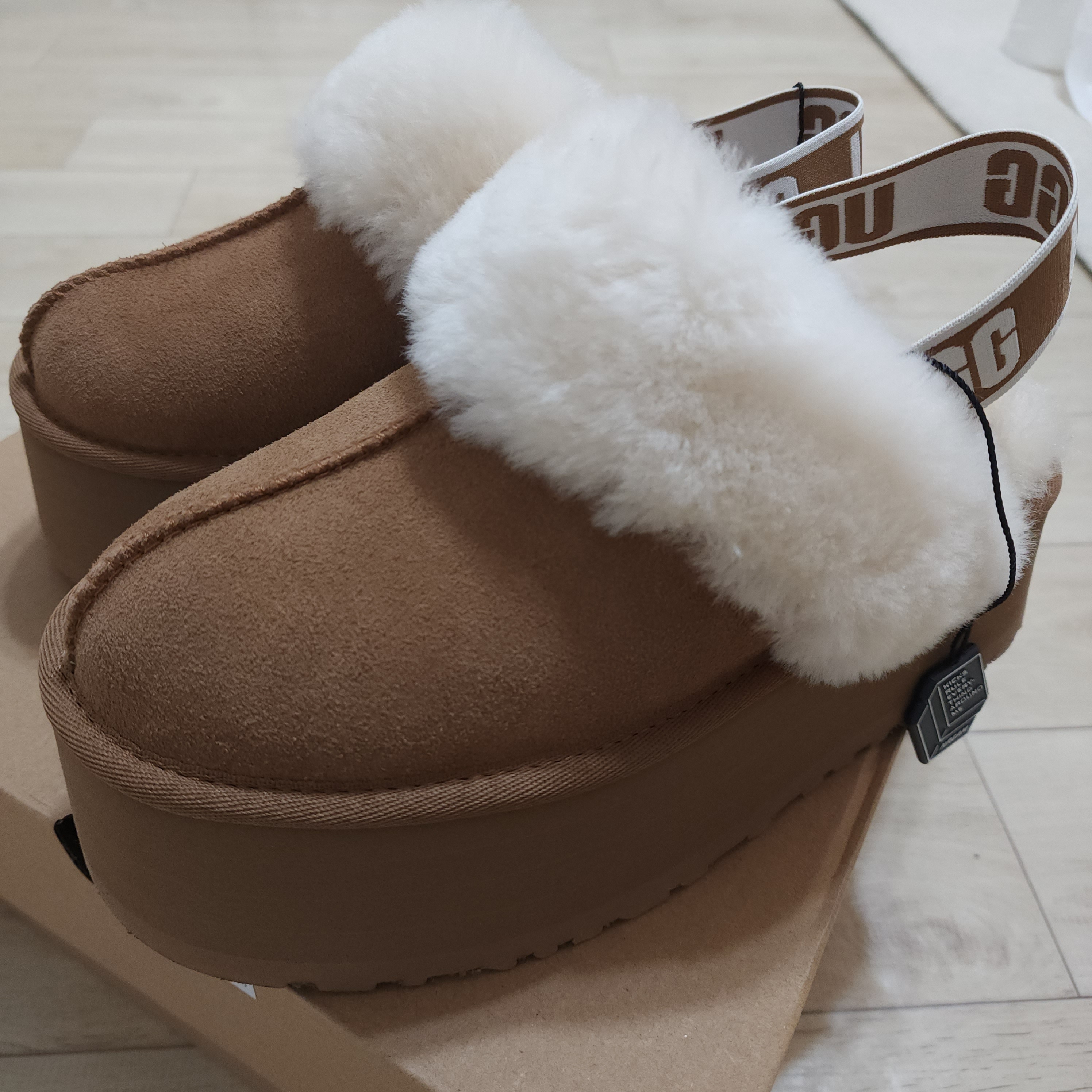 (W) UGG Funkette Slides Chestnut 착용 스타일 - 1