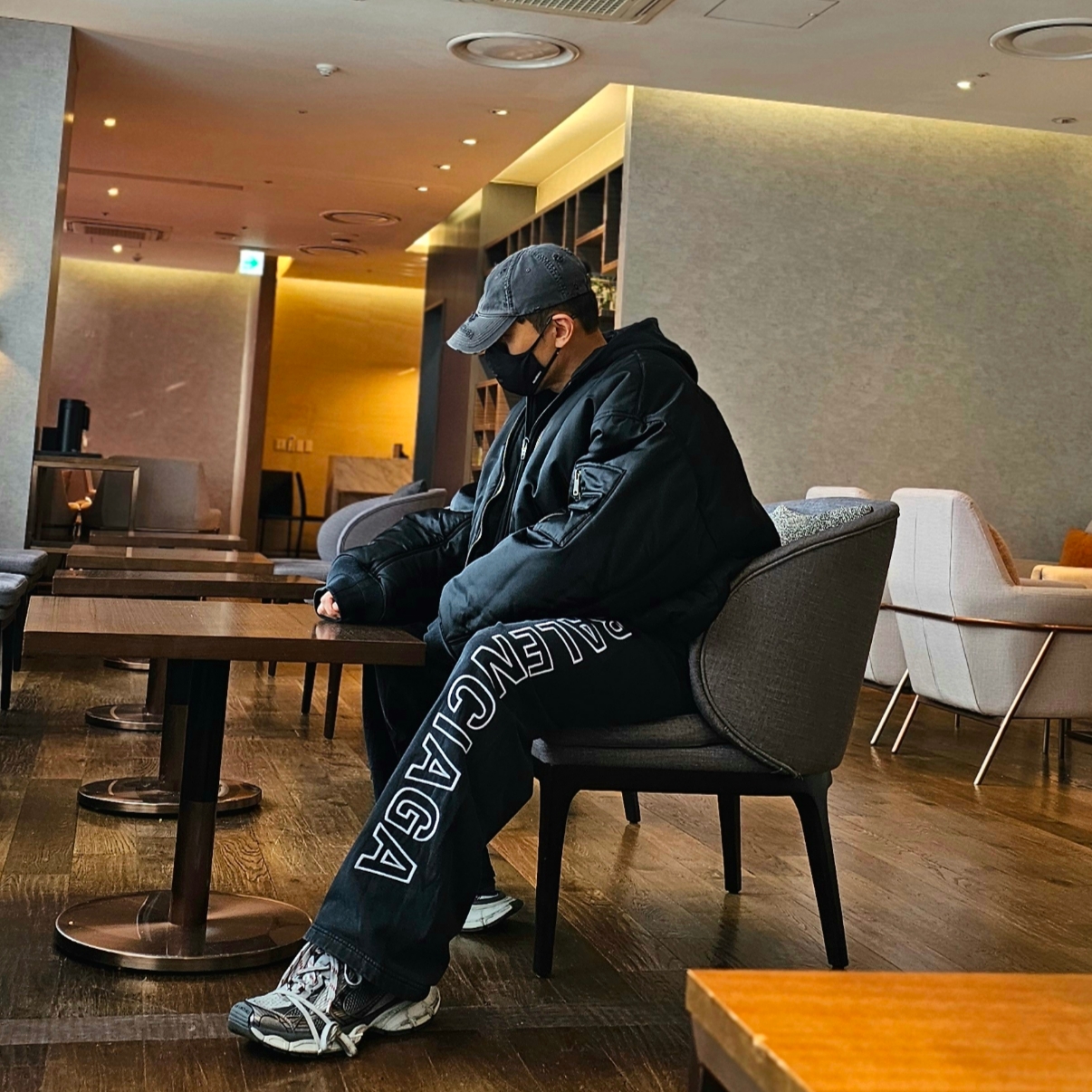 Balenciaga Paris All In Bomber Black, Balenciaga Outline Baggy Sweatpants Black Faded 착용 스타일 - 1