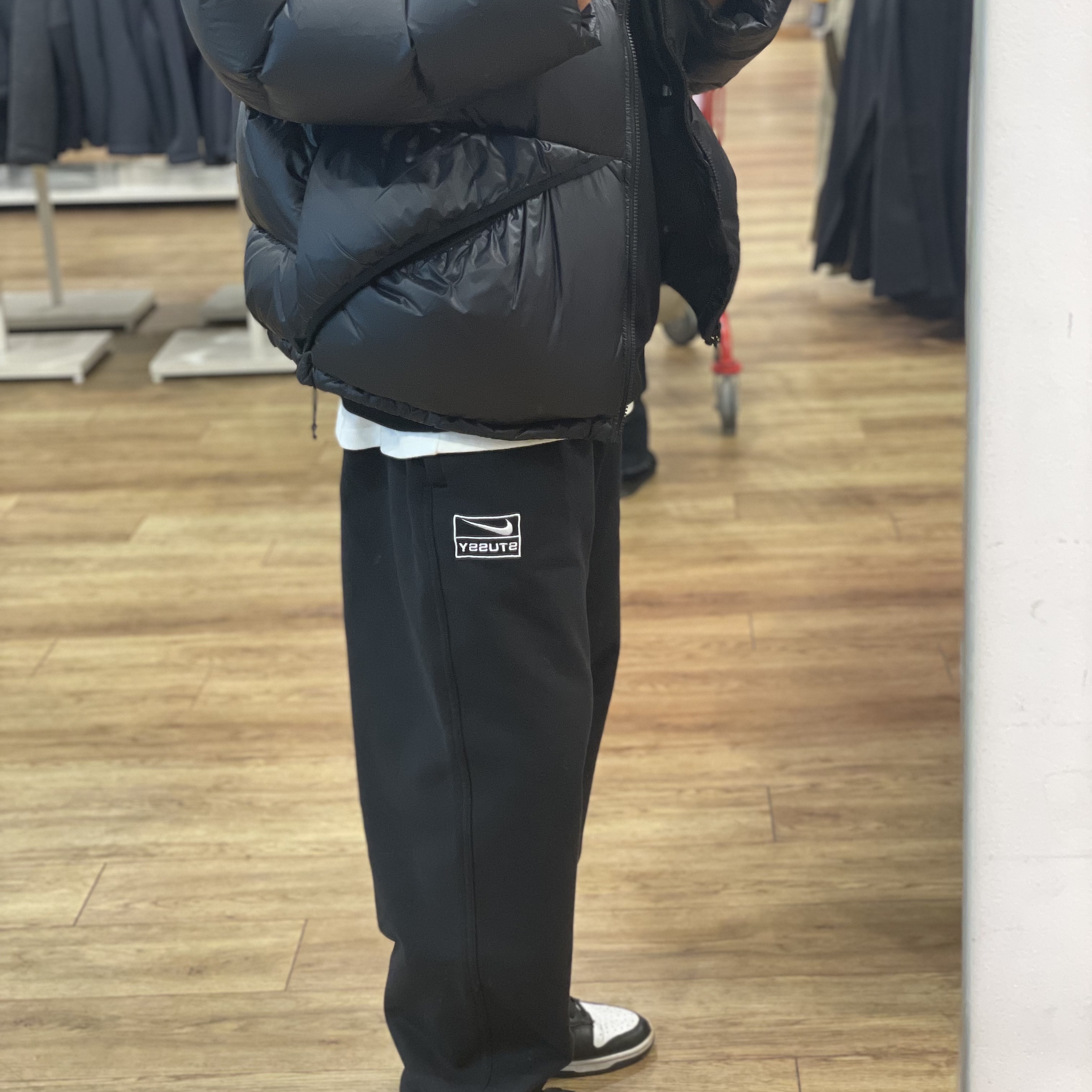 Nike x Stussy Washed Fleece Pants Black (FN5235-010), Stussy Down Parka Micro Ripstop Phantom Black 착용 스타일 - 2