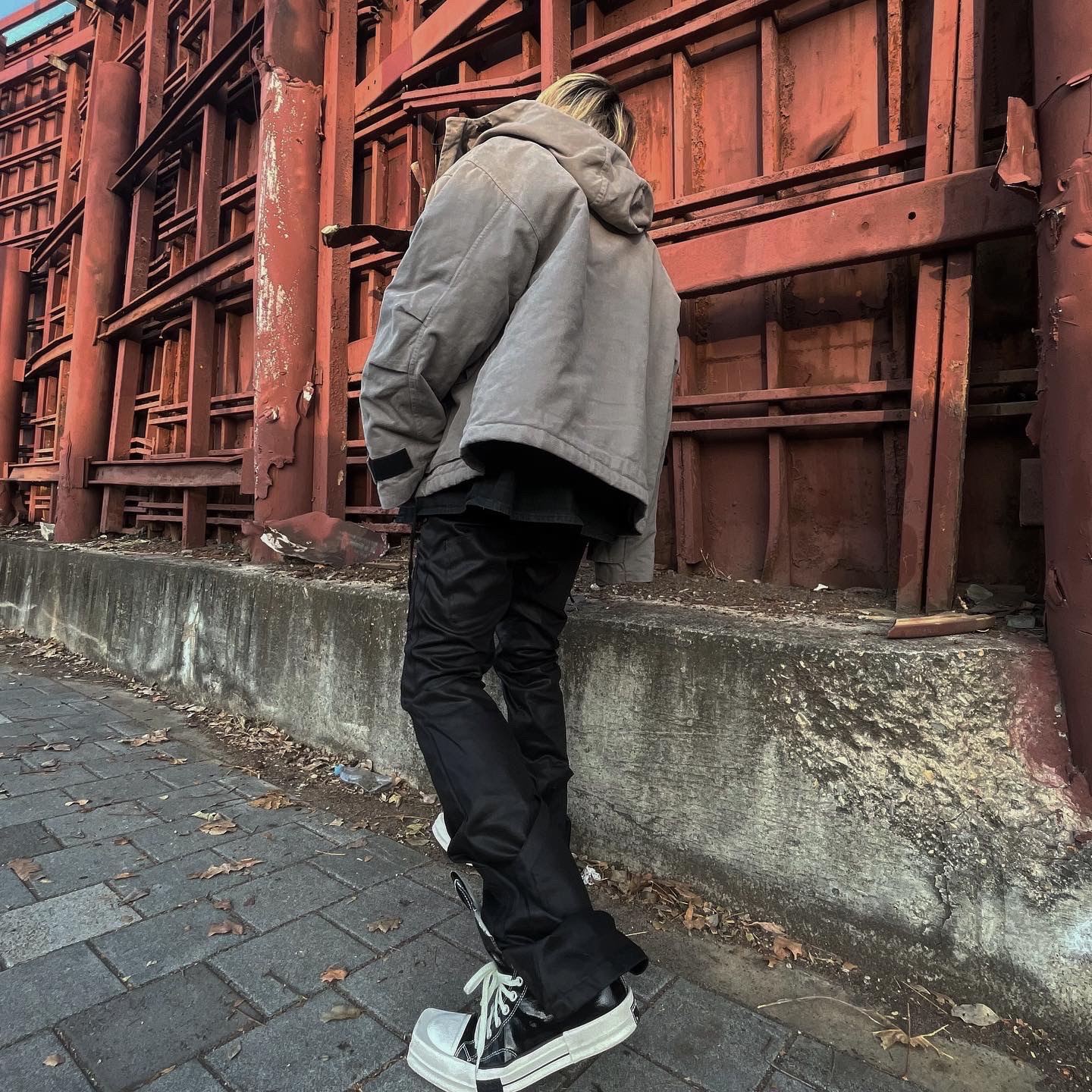 Converse x Drkshdw Turbodrk Chuck 70 Hi Black Lacquered Denim 착용 스타일 - 3