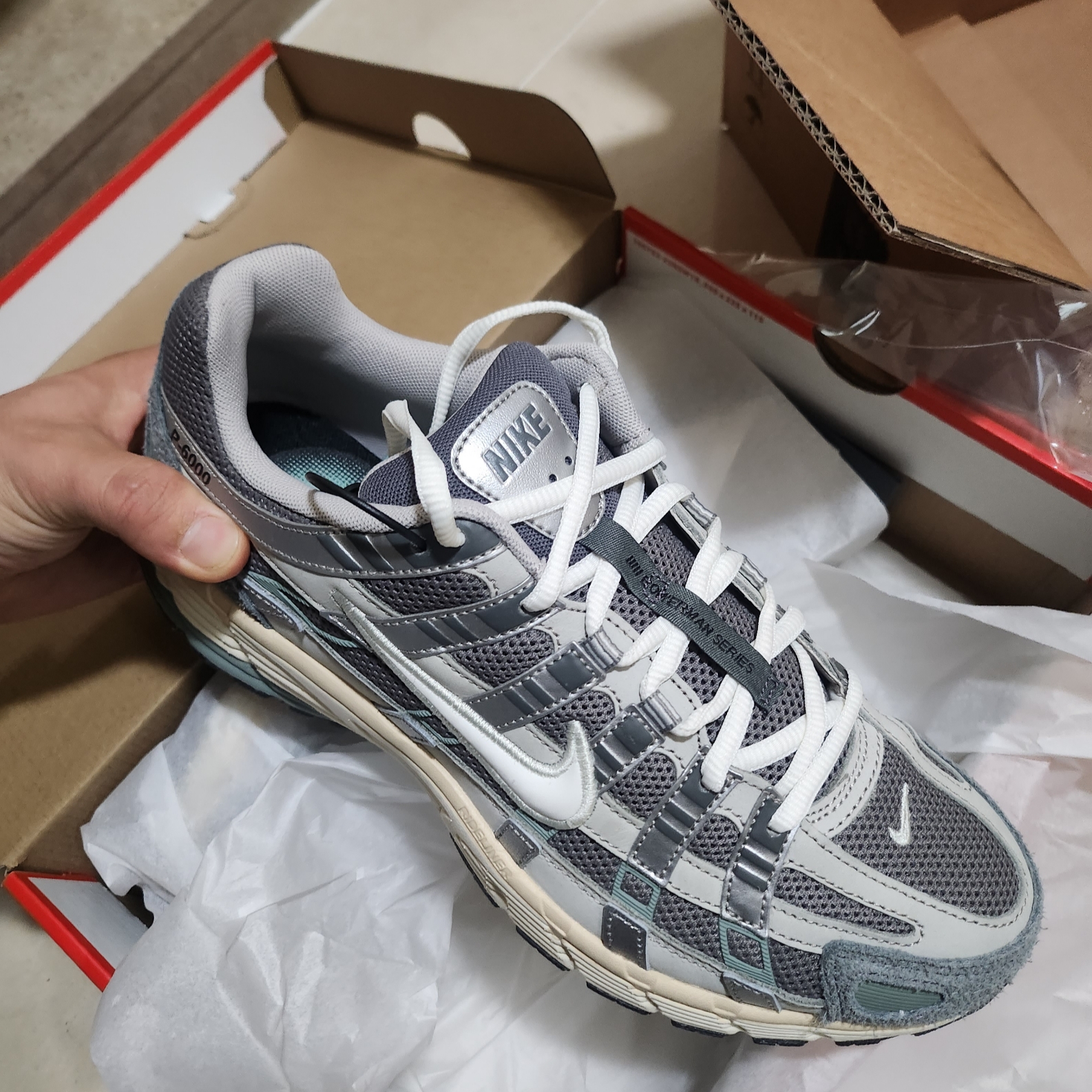 Nike P-6000 Flat Pewter Light Iron Ore 착용 스타일