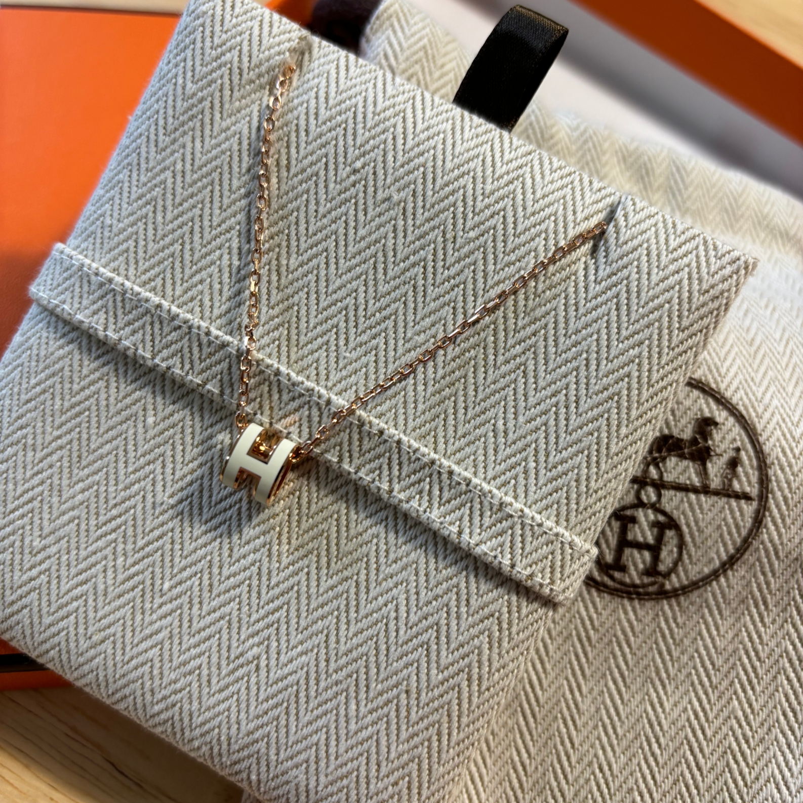 (W) Hermes Mini Pop H Pendant Rose Gold & Blanc 착용 스타일