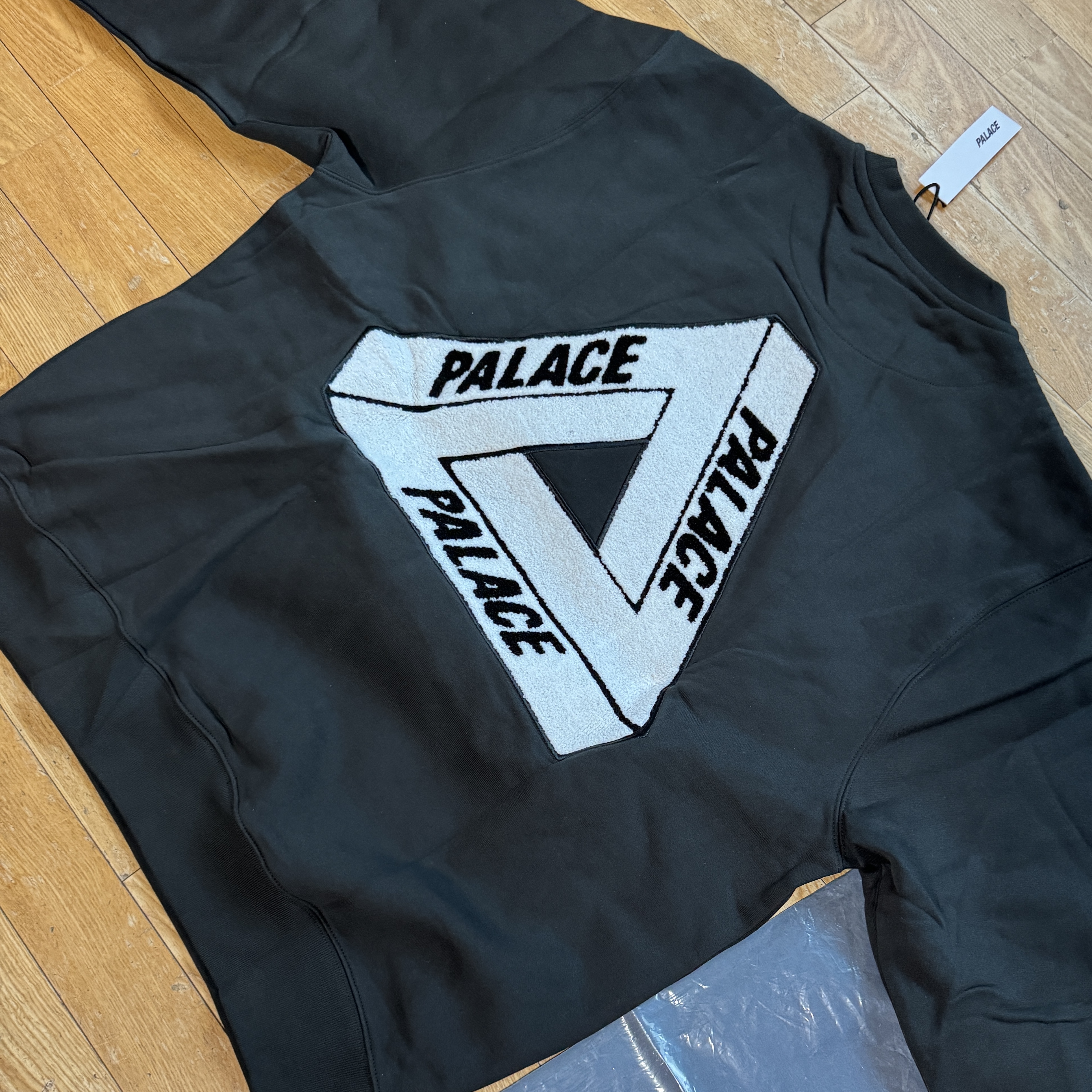 Palace Fleece Tri-Ferg Crew Black - 23SS 착용 스타일