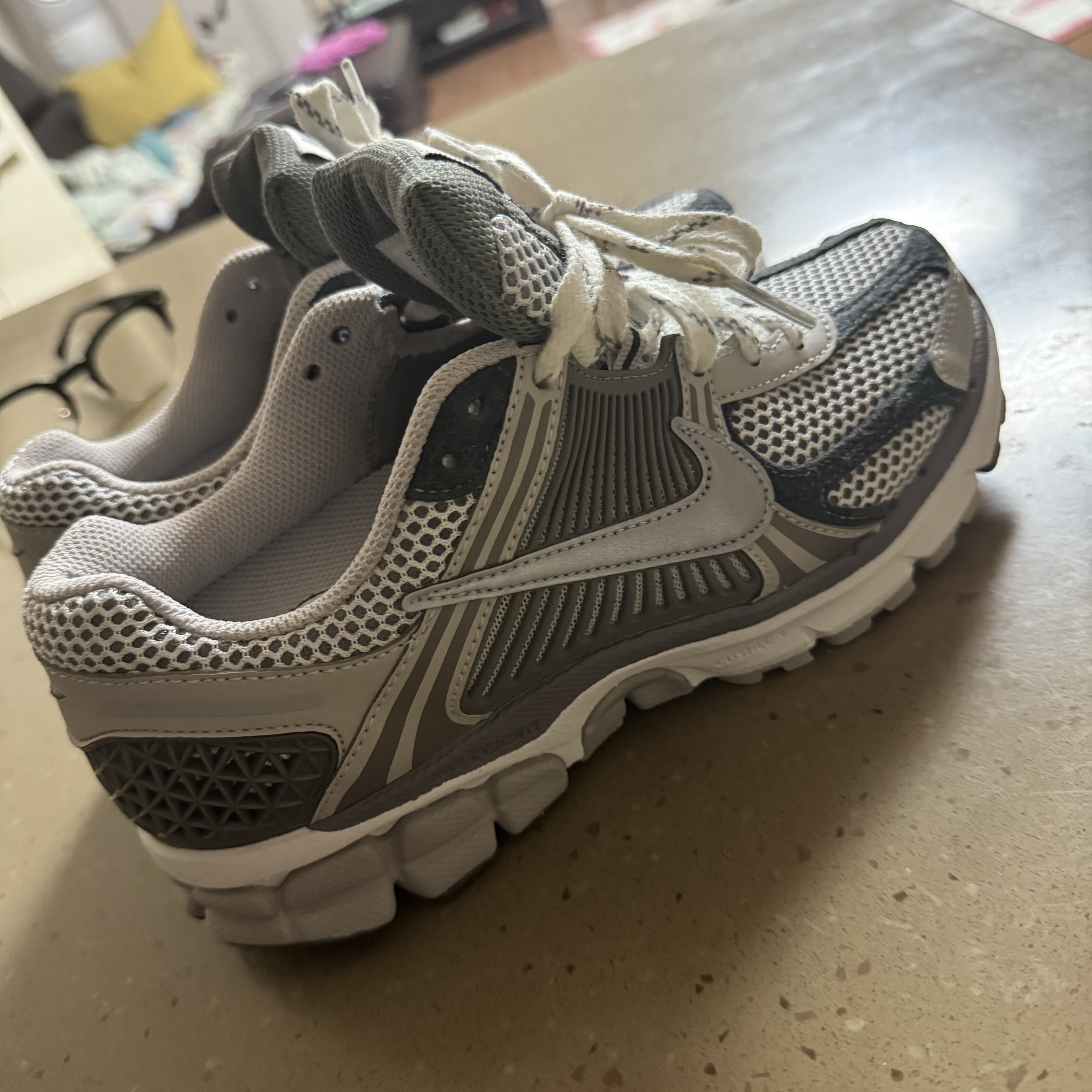 Nike Zoom Vomero 5 PRM Light Iron Ore and Flat Fewter 착용 스타일 - 3