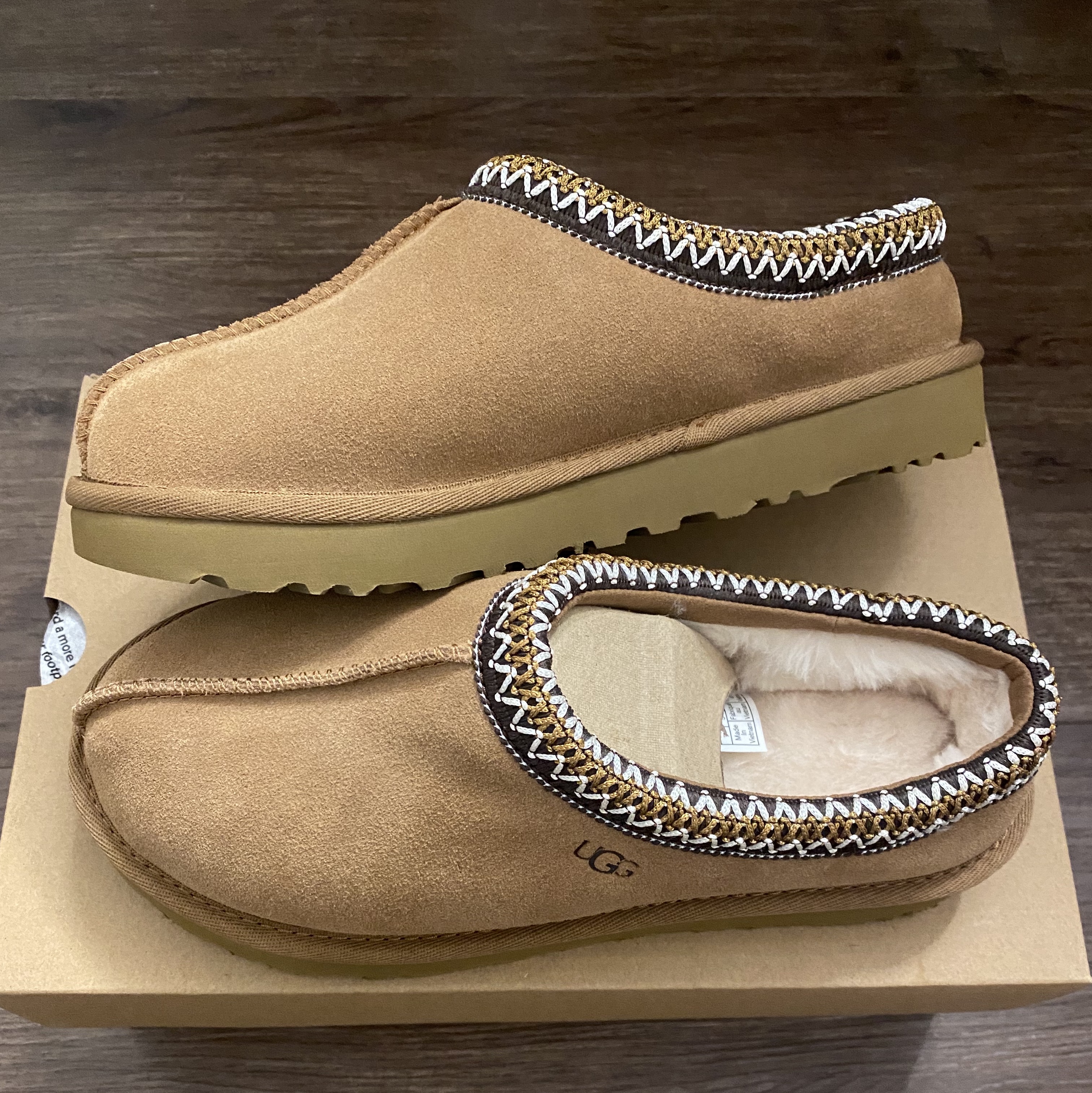 (W) UGG Tasman Slipper Chestnut 착용 스타일