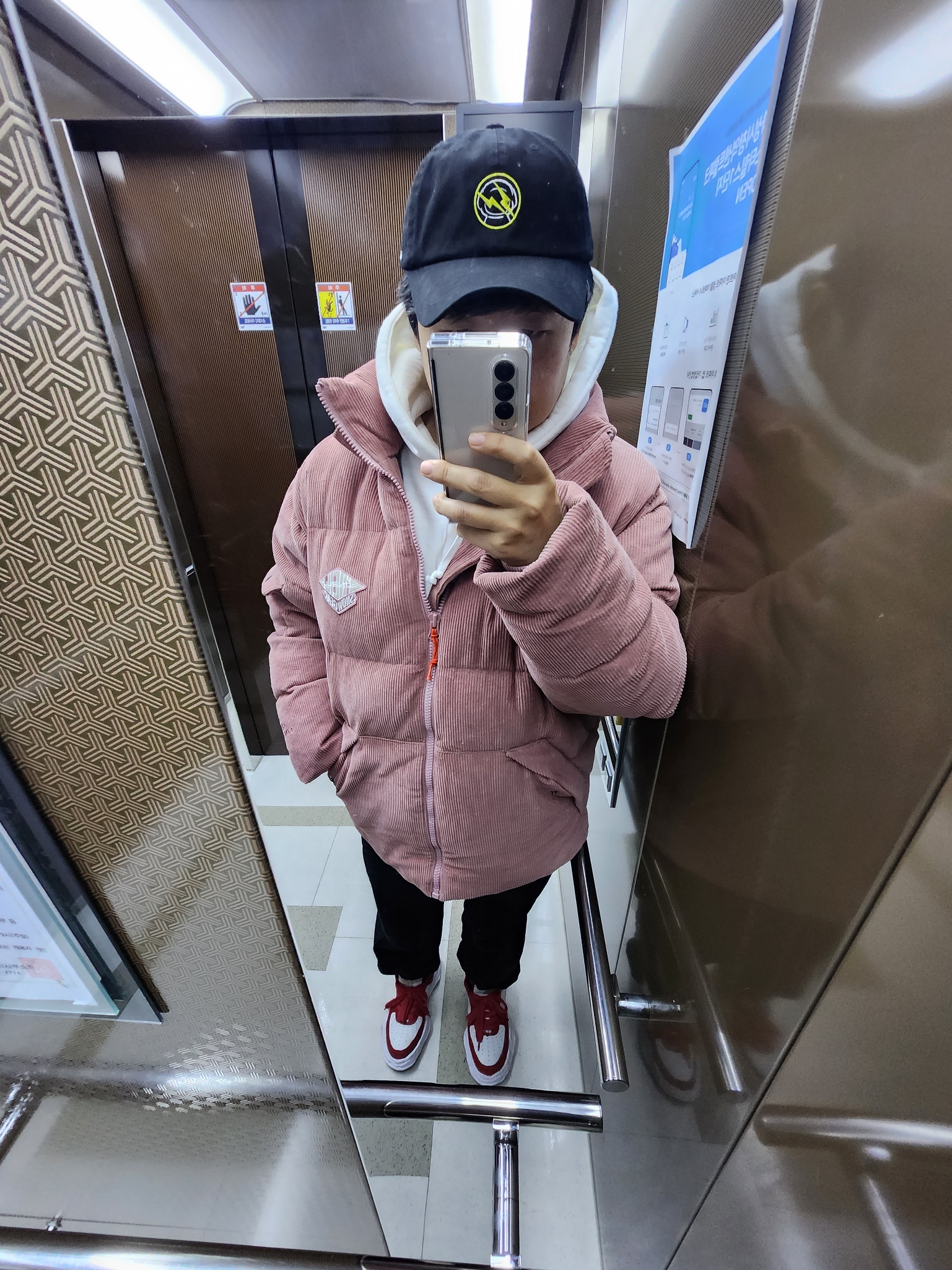 메종 미하라 야스히로 웨인 OG 솔 레더 로우탑 스니커즈 레드, 슈프림 서울 샵 스몰 박스 후드 스웨트셔츠 화이트 - 23FW 착용 스타일