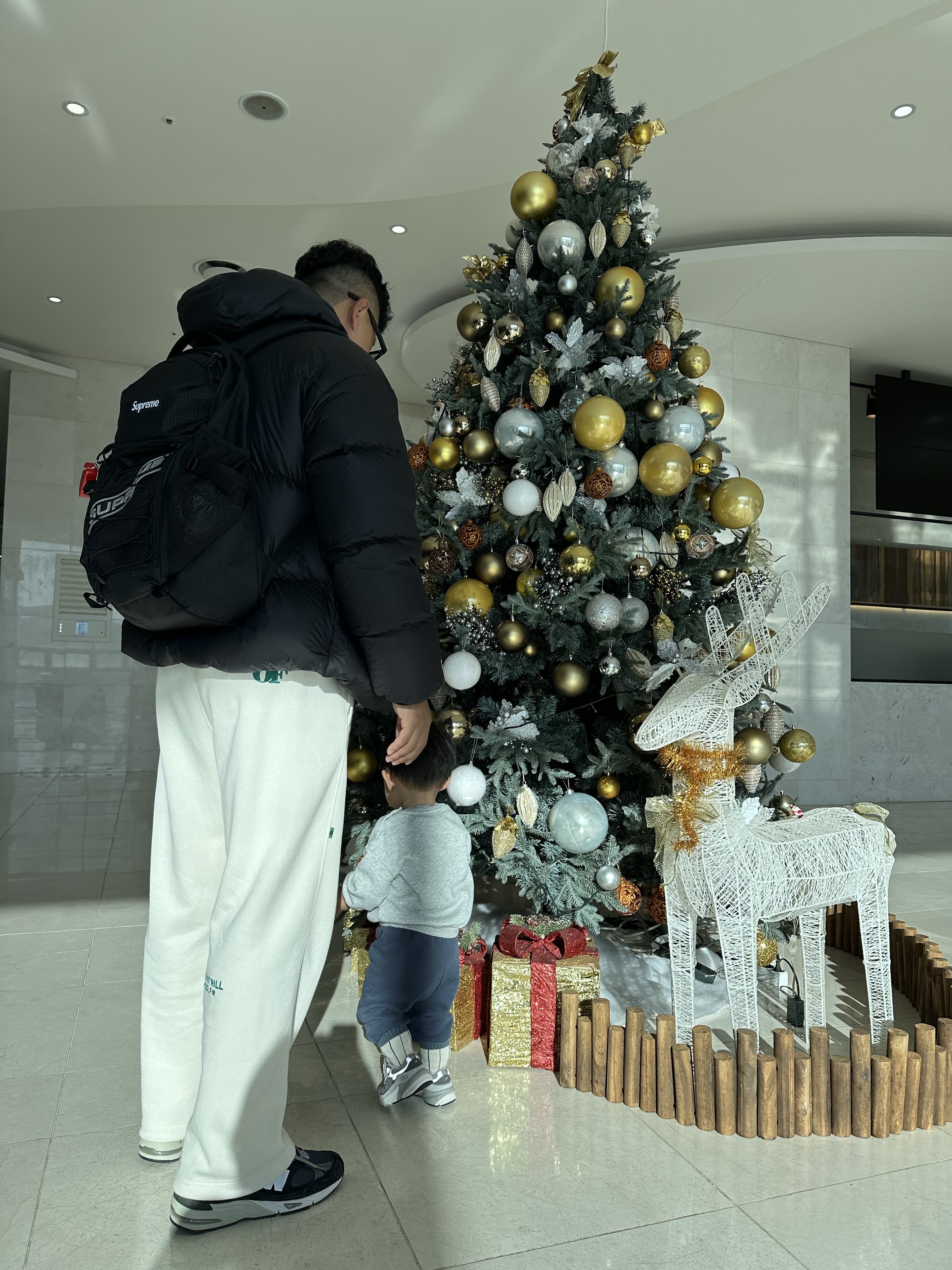 Supreme Backpack Black - 23FW, Supreme Floating Keychain Red - 23FW 착용 스타일