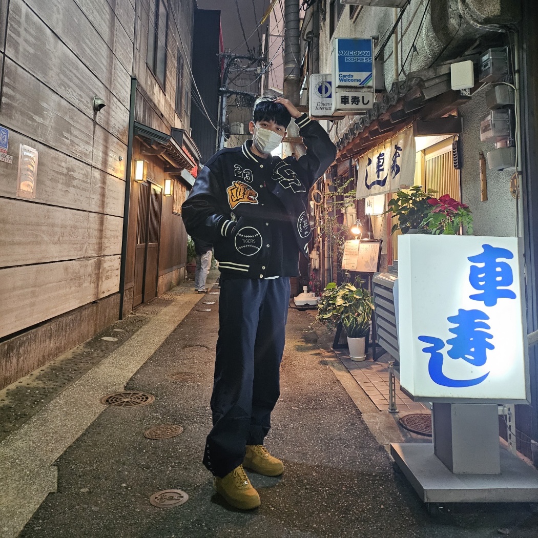 Supreme Warm Up Pants Navy - 23FW, Supreme Tiger Varsity Jacket Black - 23FW 착용 스타일