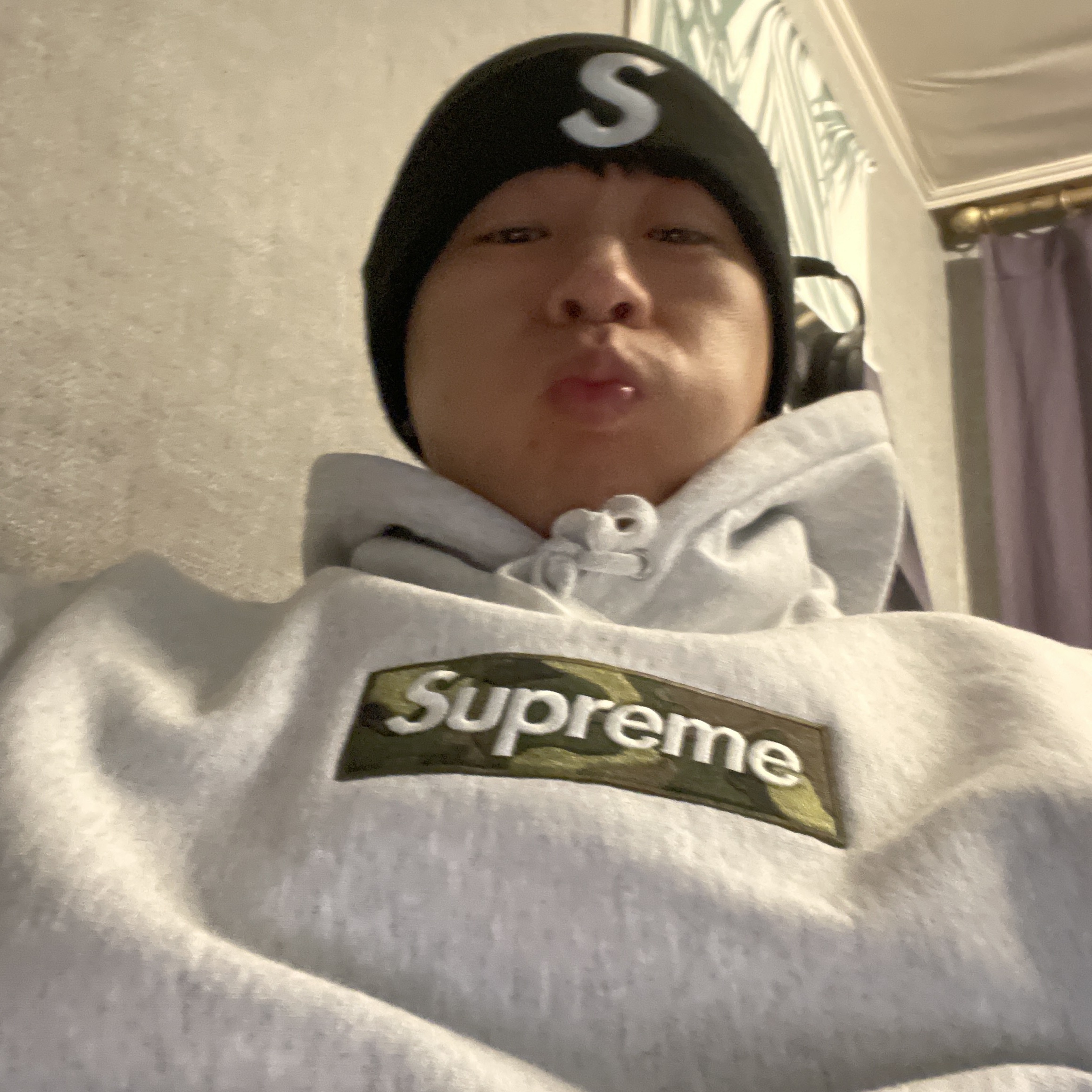 Supreme Box Logo Hooded Sweatshirt Ash Grey - 23FW, Supreme New Era S Logo Beanie Black - 23FW 착용 스타일