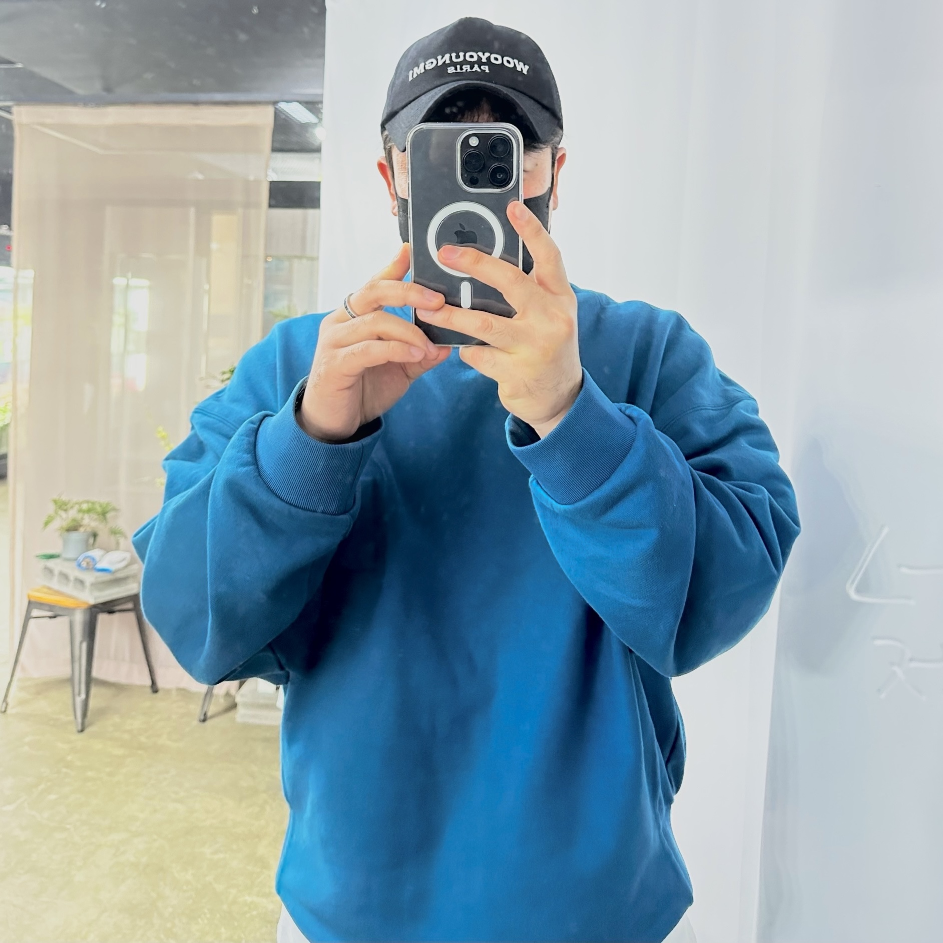 우영미 자수 볼캡 블랙, 우영미 코튼 크롭 스웨트셔츠 블루 - 22FW 착용 스타일 - 1