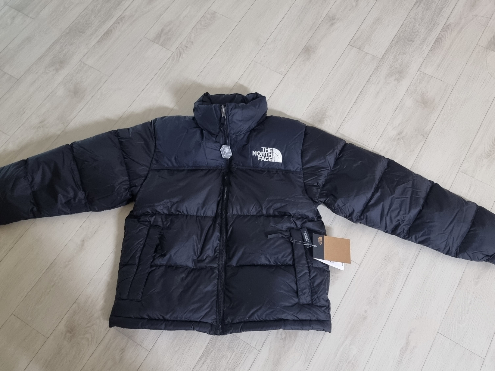 (W) The North Face 1996 Retro Nuptse Jacket Recycled TNF Black 착용 스타일 - 1