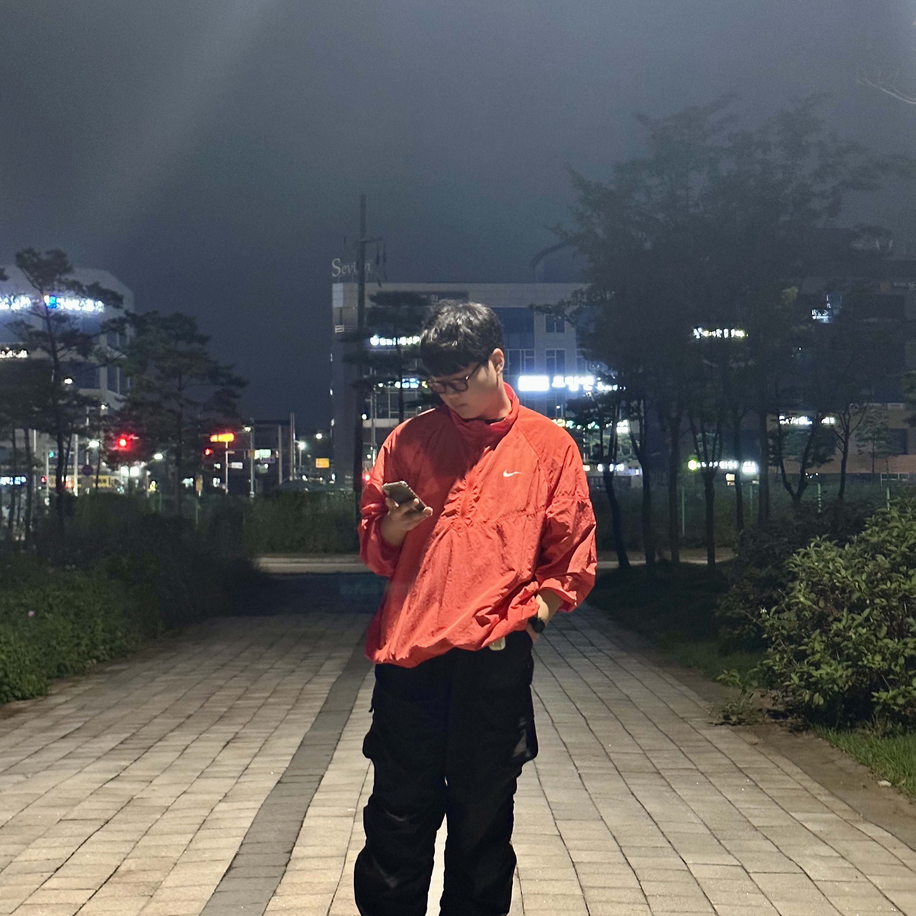 Nike x Stussy Windrunner Jacket Habanero Red 착용 스타일 - 1