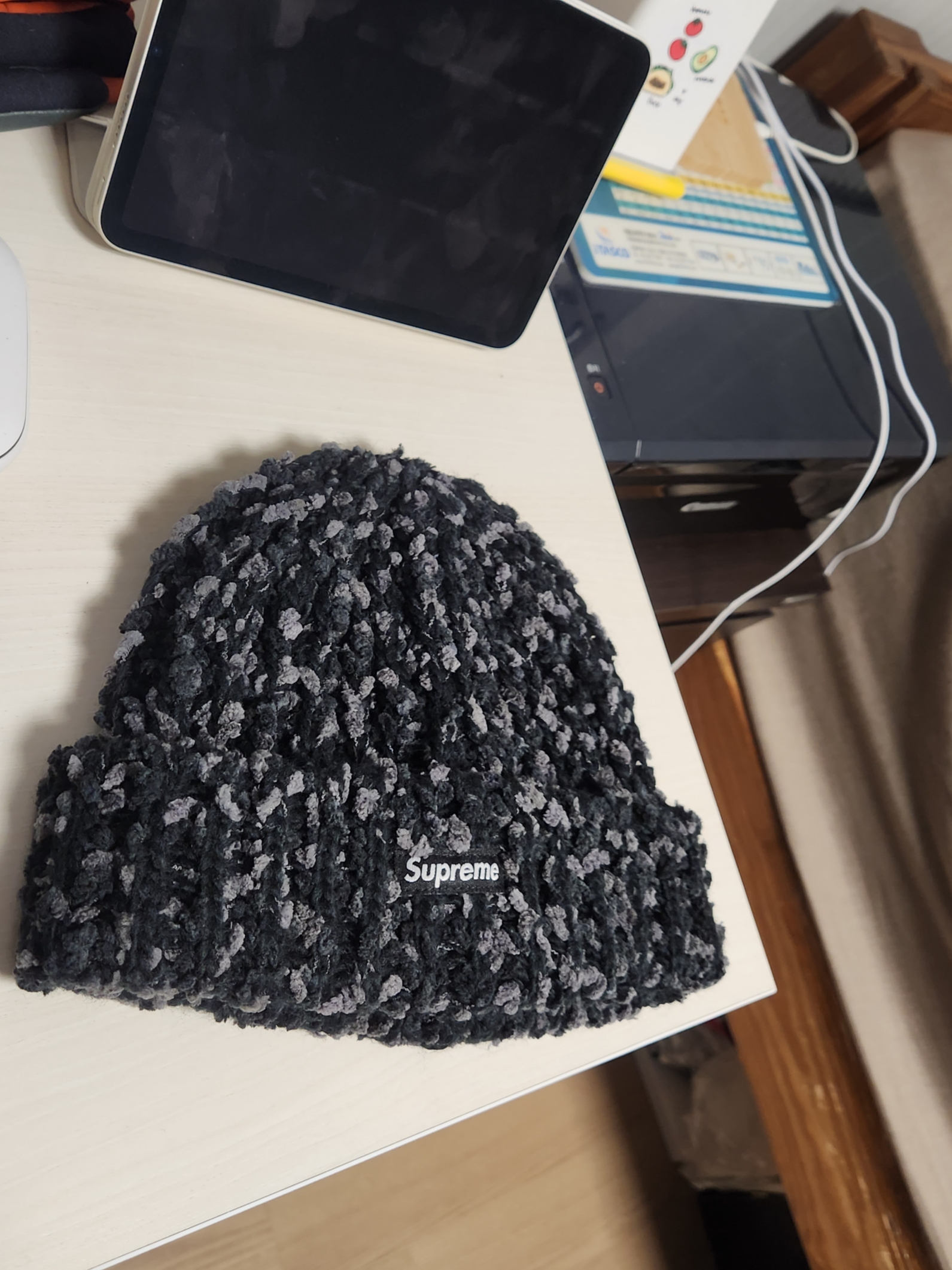 Supreme Chenille Beanie Black - 23FW 착용 스타일 - 2