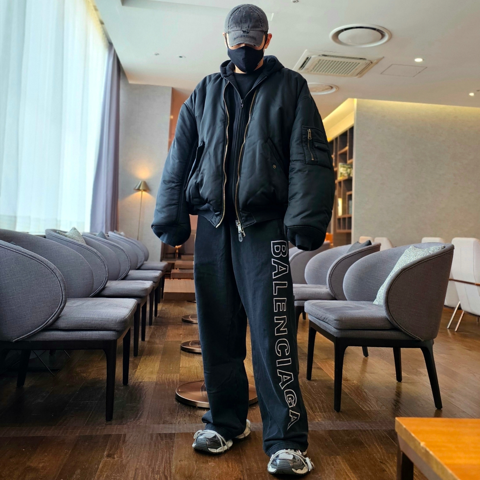 Balenciaga Paris All In Bomber Black, Balenciaga Outline Baggy Sweatpants Black Faded 착용 스타일 - 2