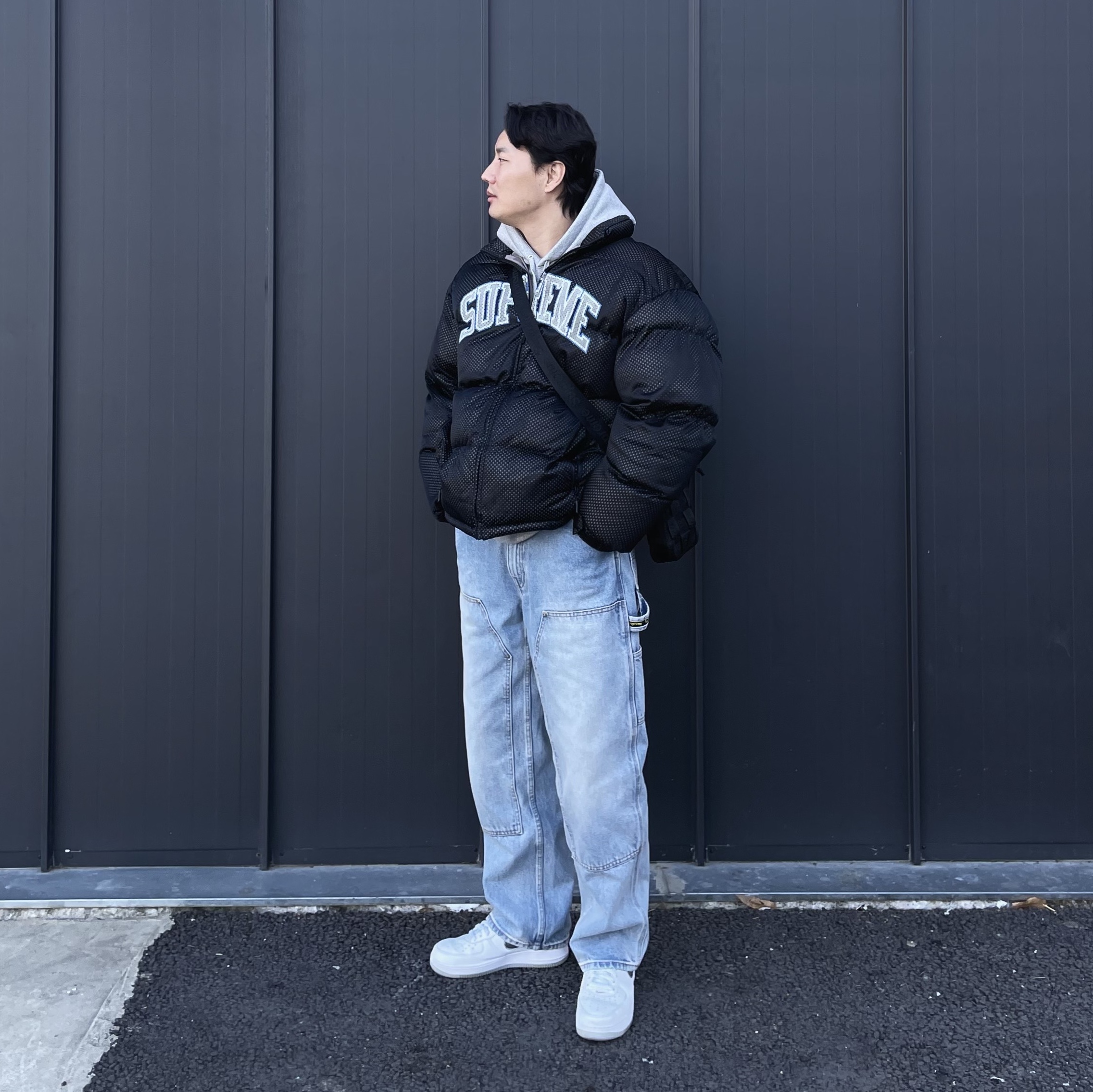 Supreme Woven Shoulder Bag Black - 23SS, Supreme Mesh Jersey Puffer Jacket Black - 23SS 착용 스타일 - 1