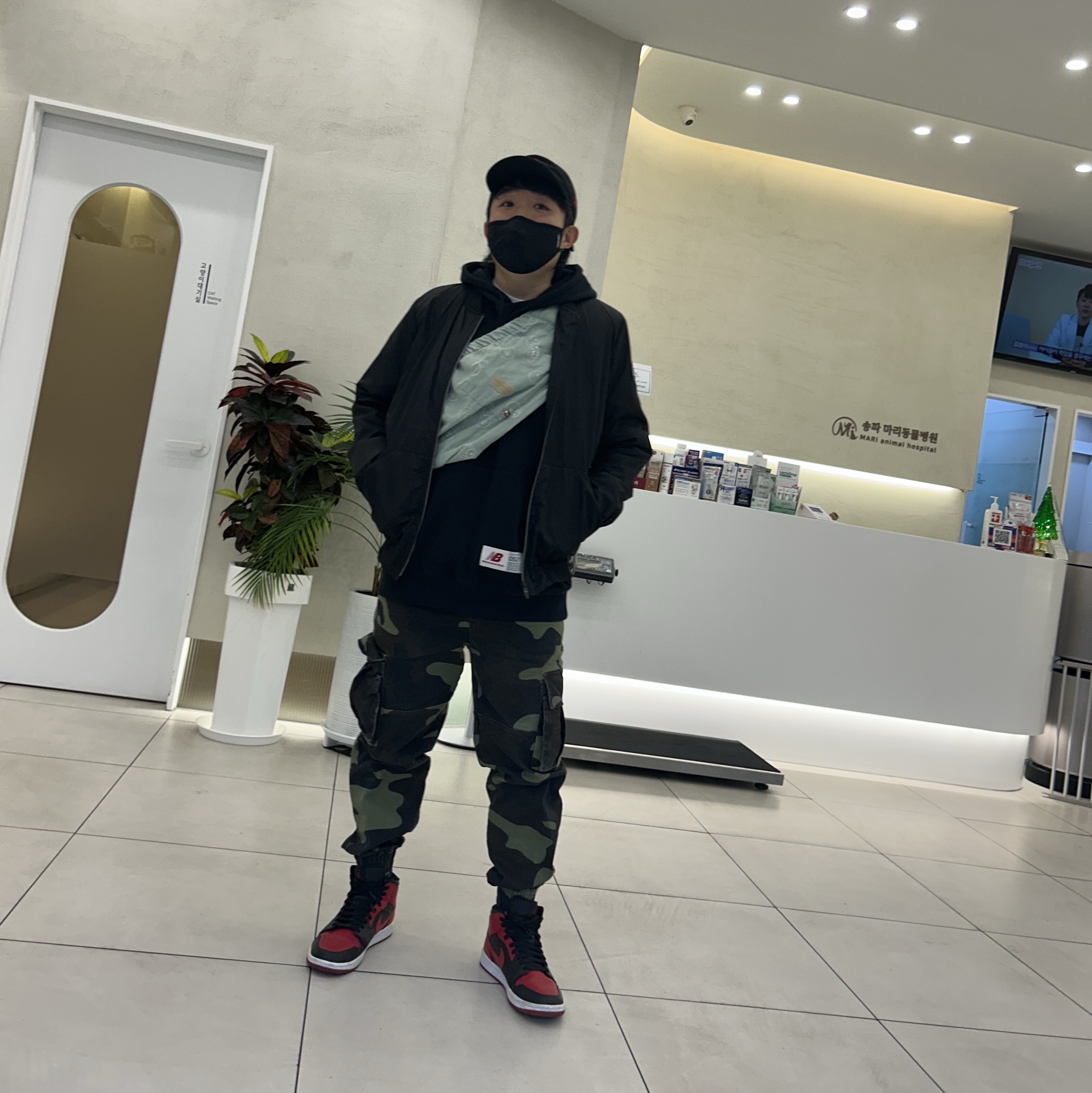 Jordan 1 Mid Black Fire Red 착용 스타일