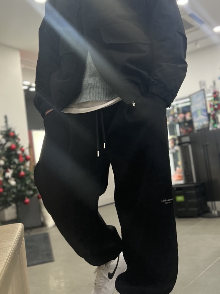 Undermycar Mu.03 Anti Fxxking Logo Play Oversized Sweat Jogger Black, Nike Air Force 1 '07 White Black 착용 스타일 - 1