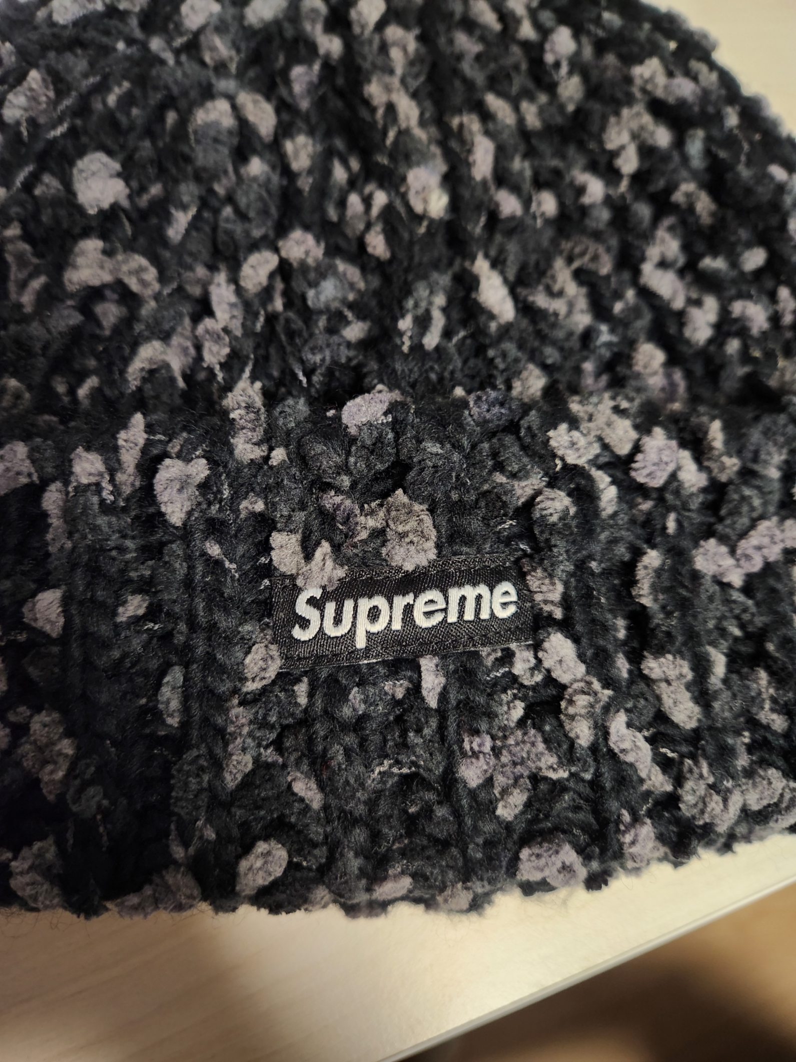 Supreme Chenille Beanie Black - 23FW 착용 스타일 - 3