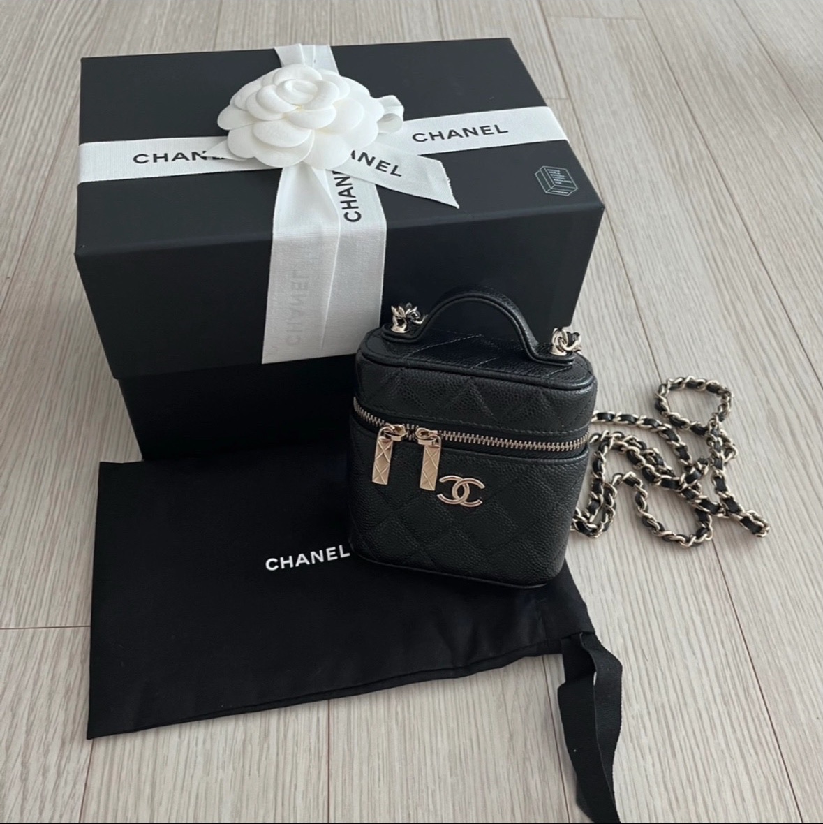 샤넬 스몰 체인 코스메틱 케이스 그레인드 카프스킨 & 골드 메탈 블랙 착용 스타일 - 2